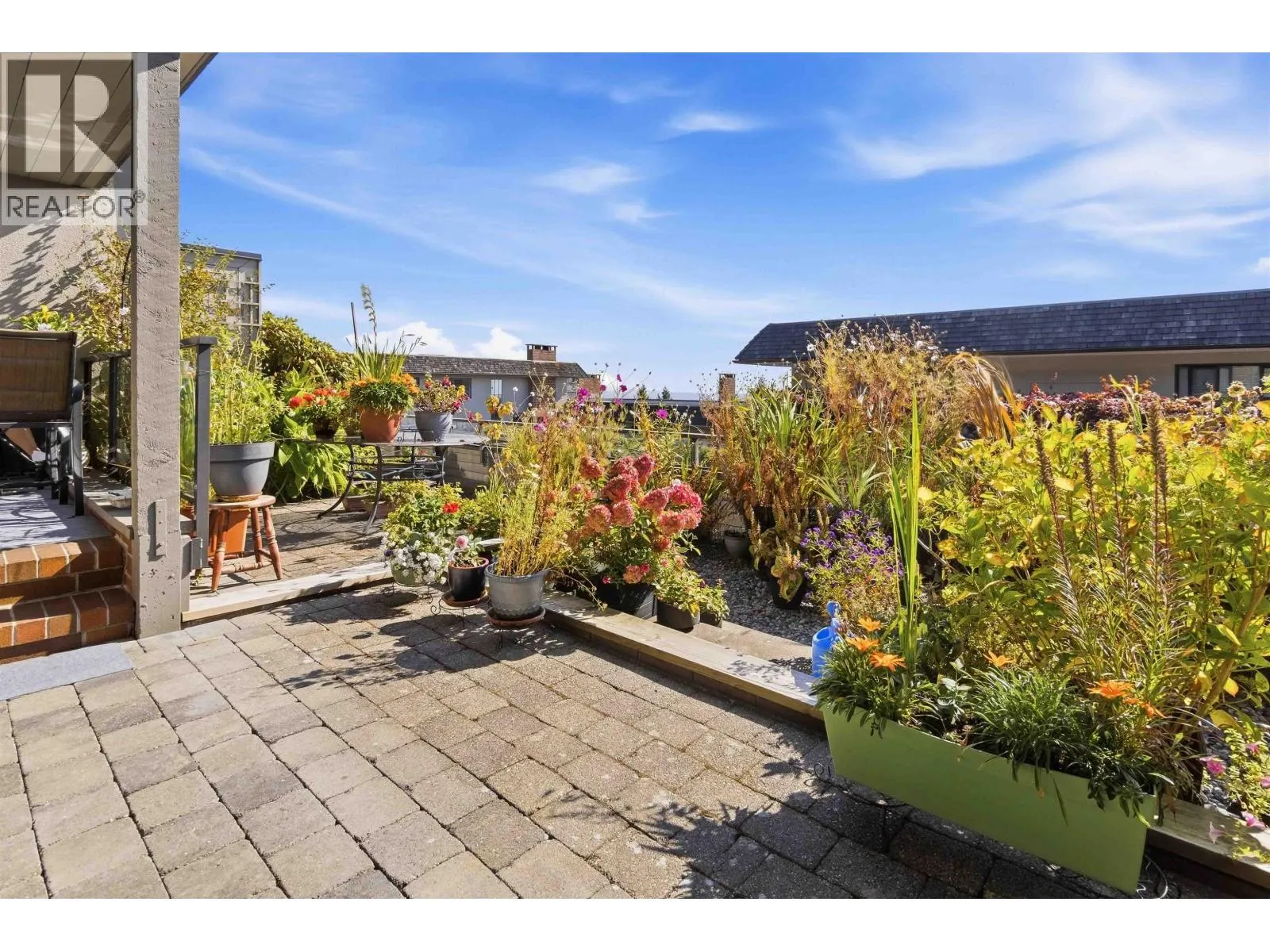 22 2214 FOLKESTONE WAY