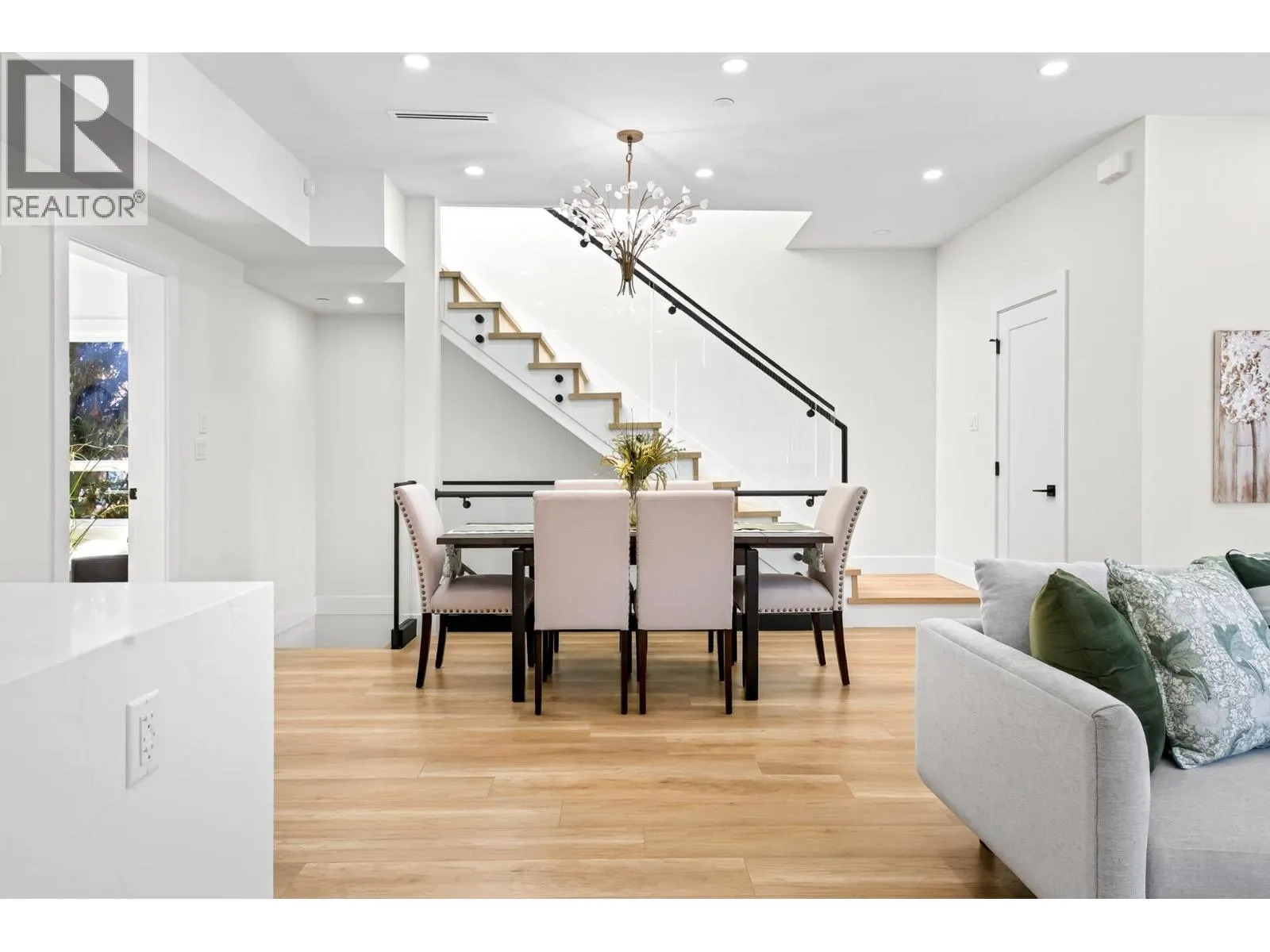 101 3532 HASTINGS STREET