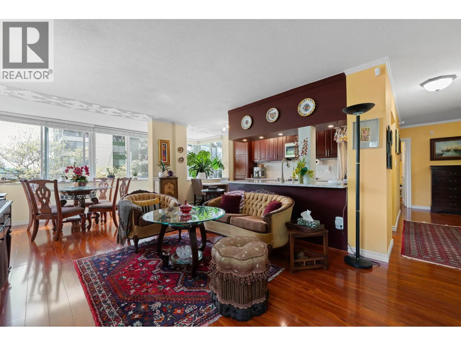 212 1425 ESQUIMALT AVENUE