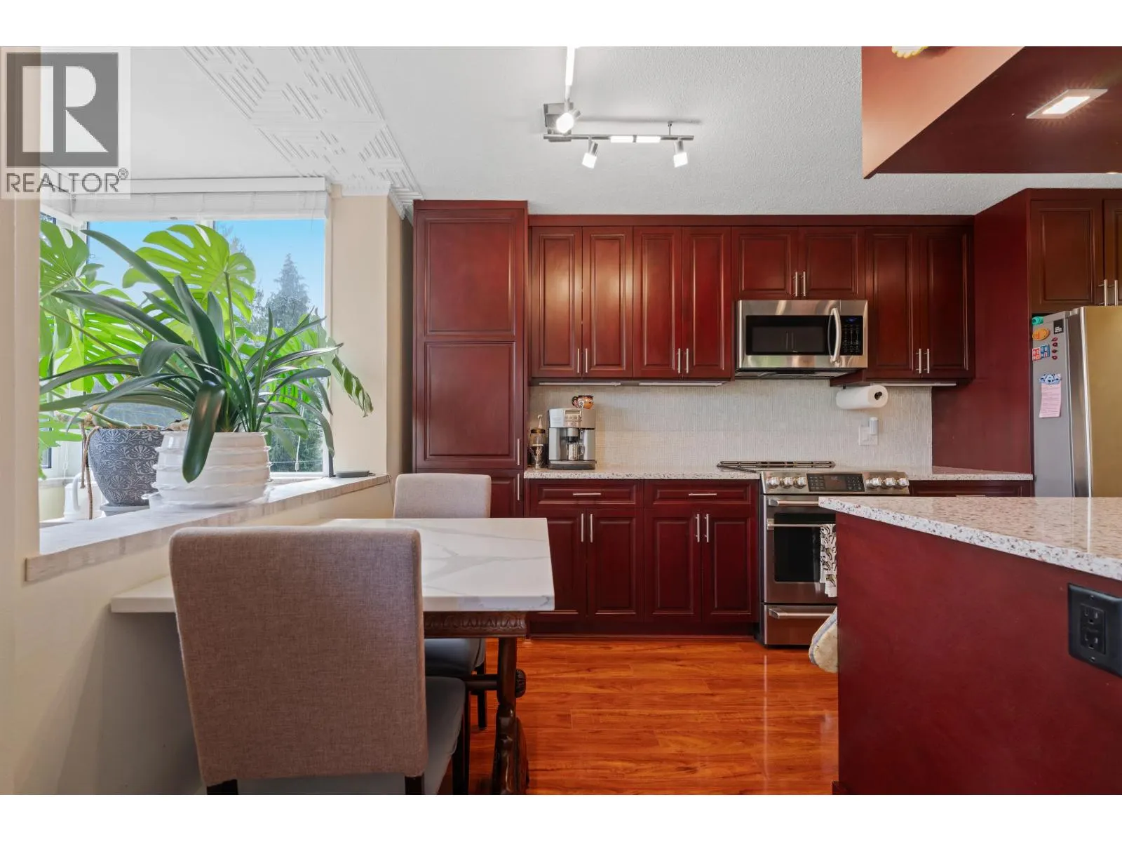 212 1425 ESQUIMALT AVENUE