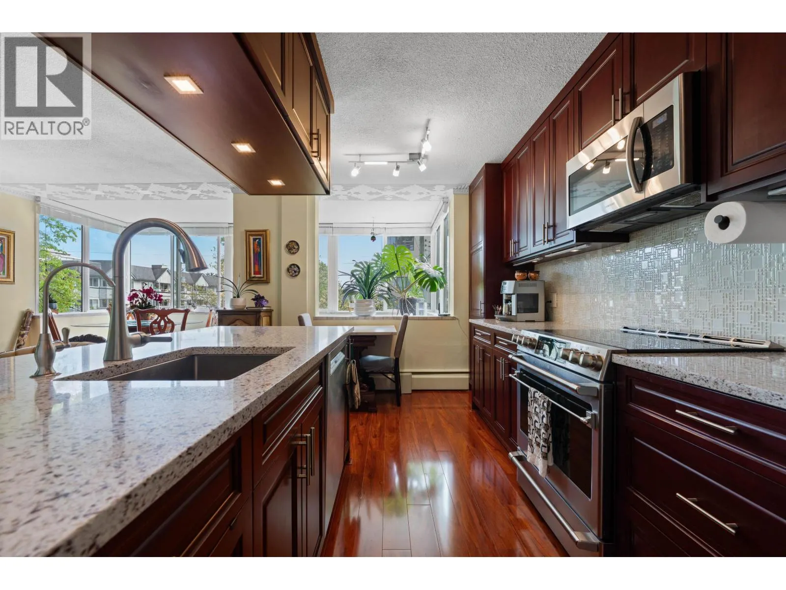 212 1425 ESQUIMALT AVENUE