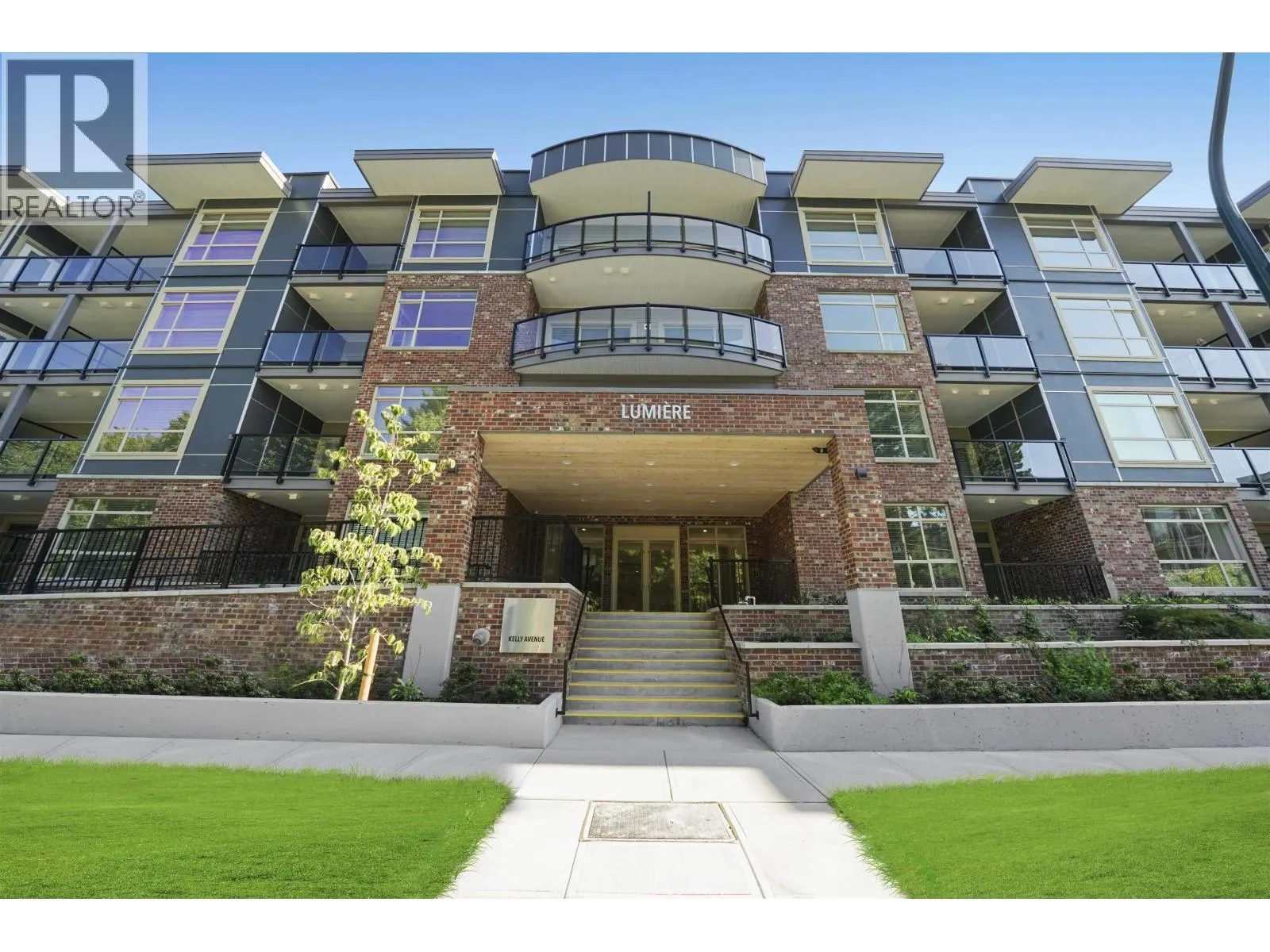 304 2436 KELLY AVENUE