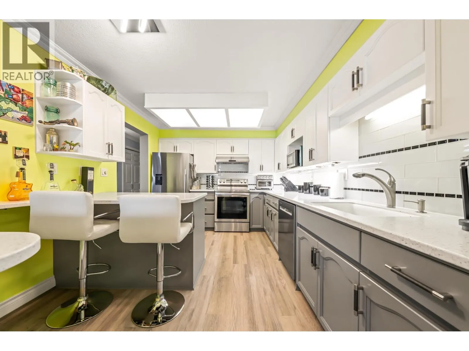 306 1230 QUAYSIDE DRIVE
