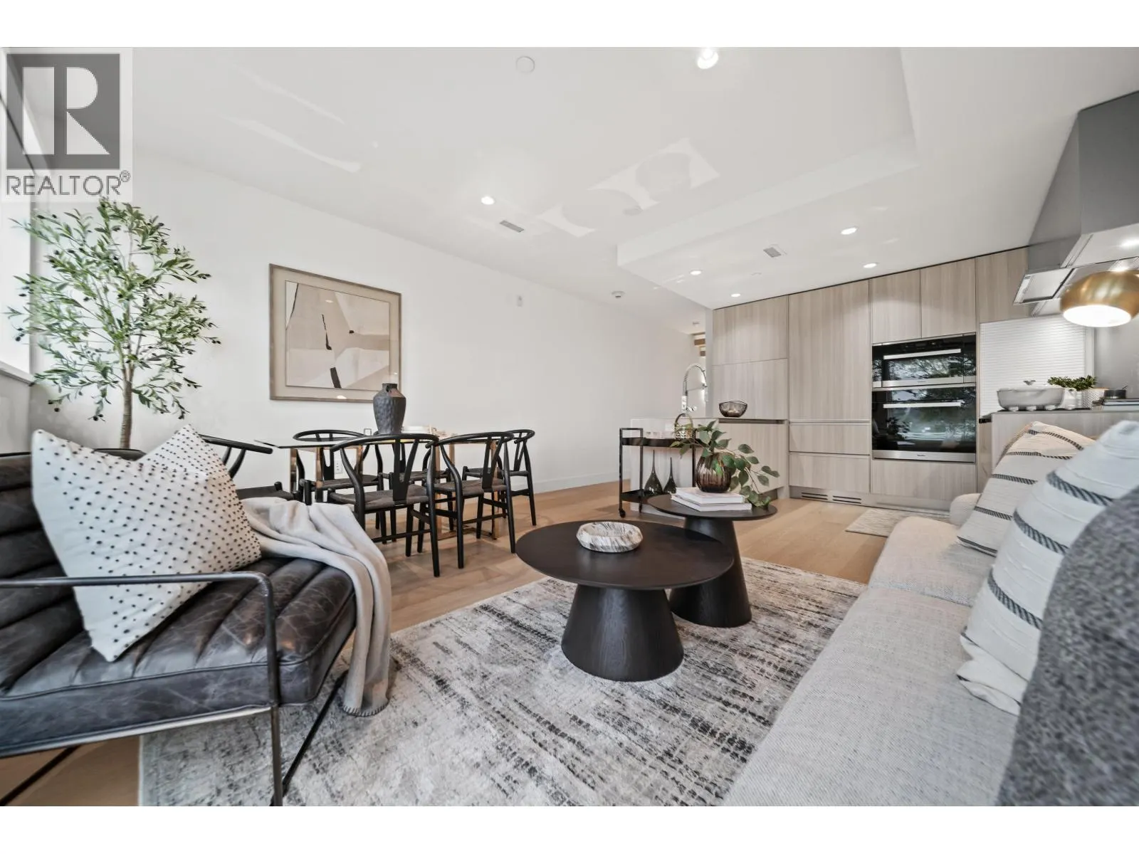 140 W WOODSTOCK AVENUE
