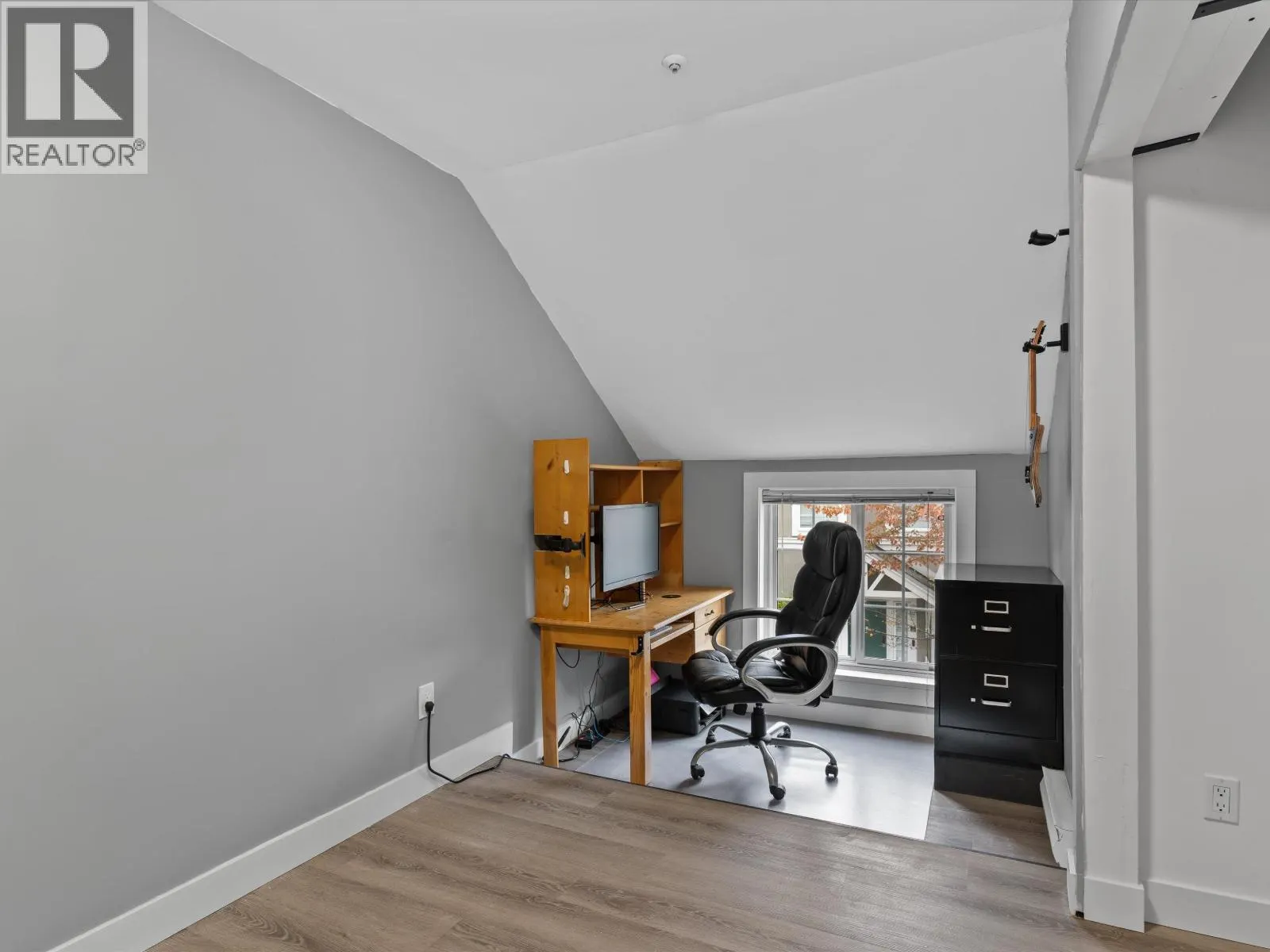 17 2422 HAWTHORNE AVENUE