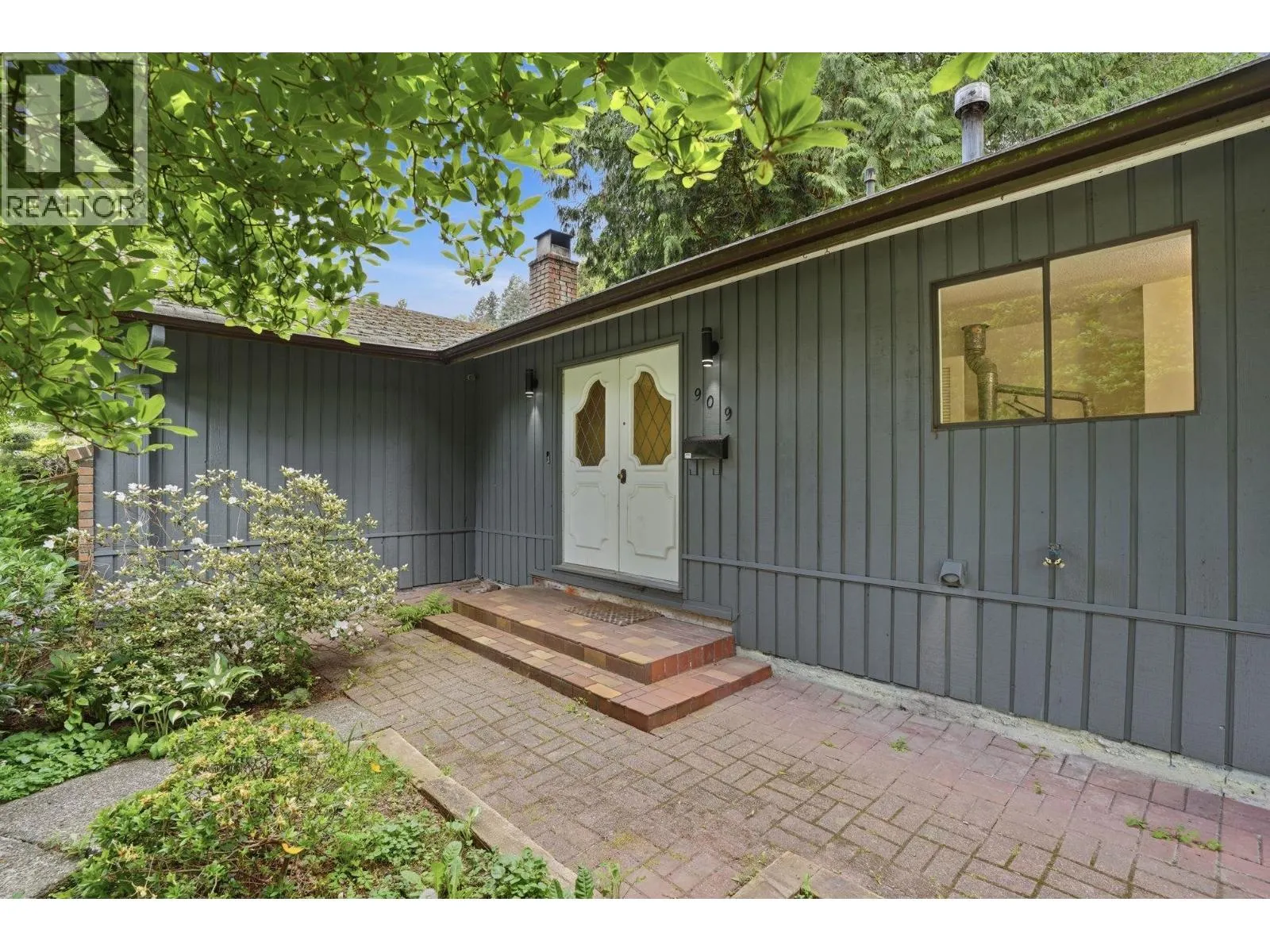 909 SEYMOUR BOULEVARD