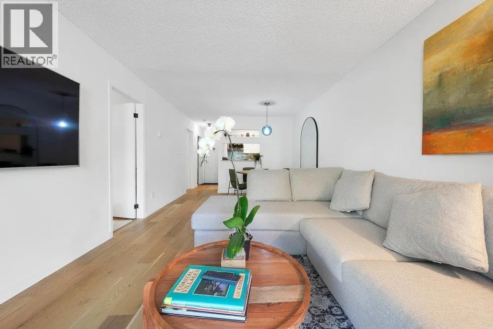 208 2119 BELLEVUE AVENUE