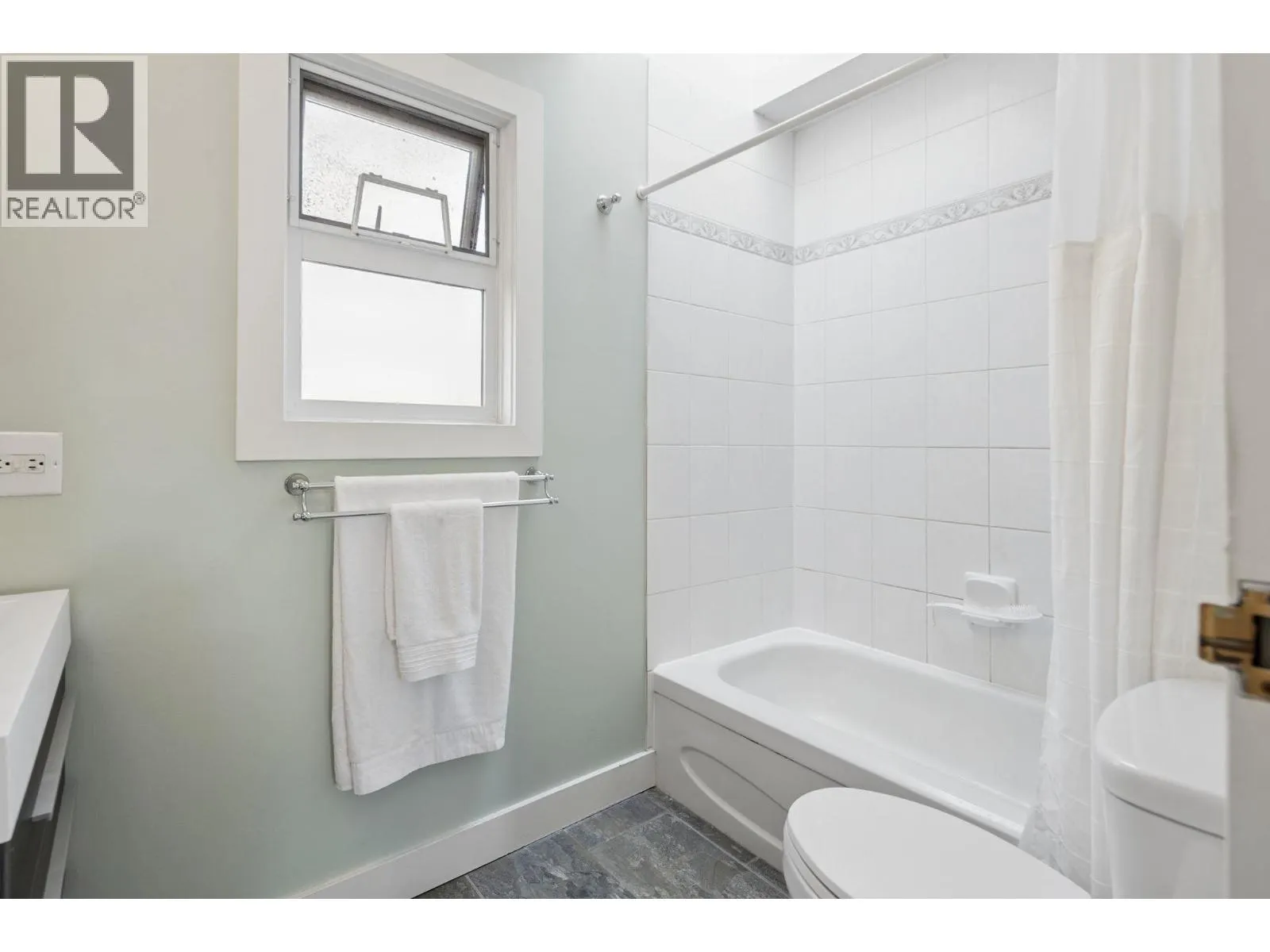 3 230 W 15TH STREET