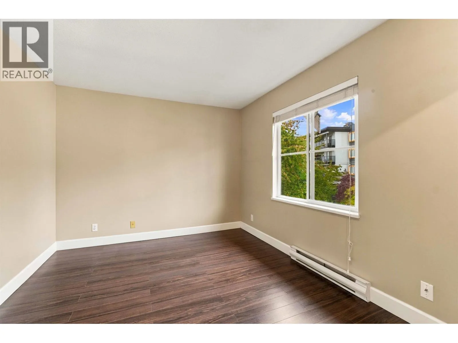 305 5375 VICTORY STREET
