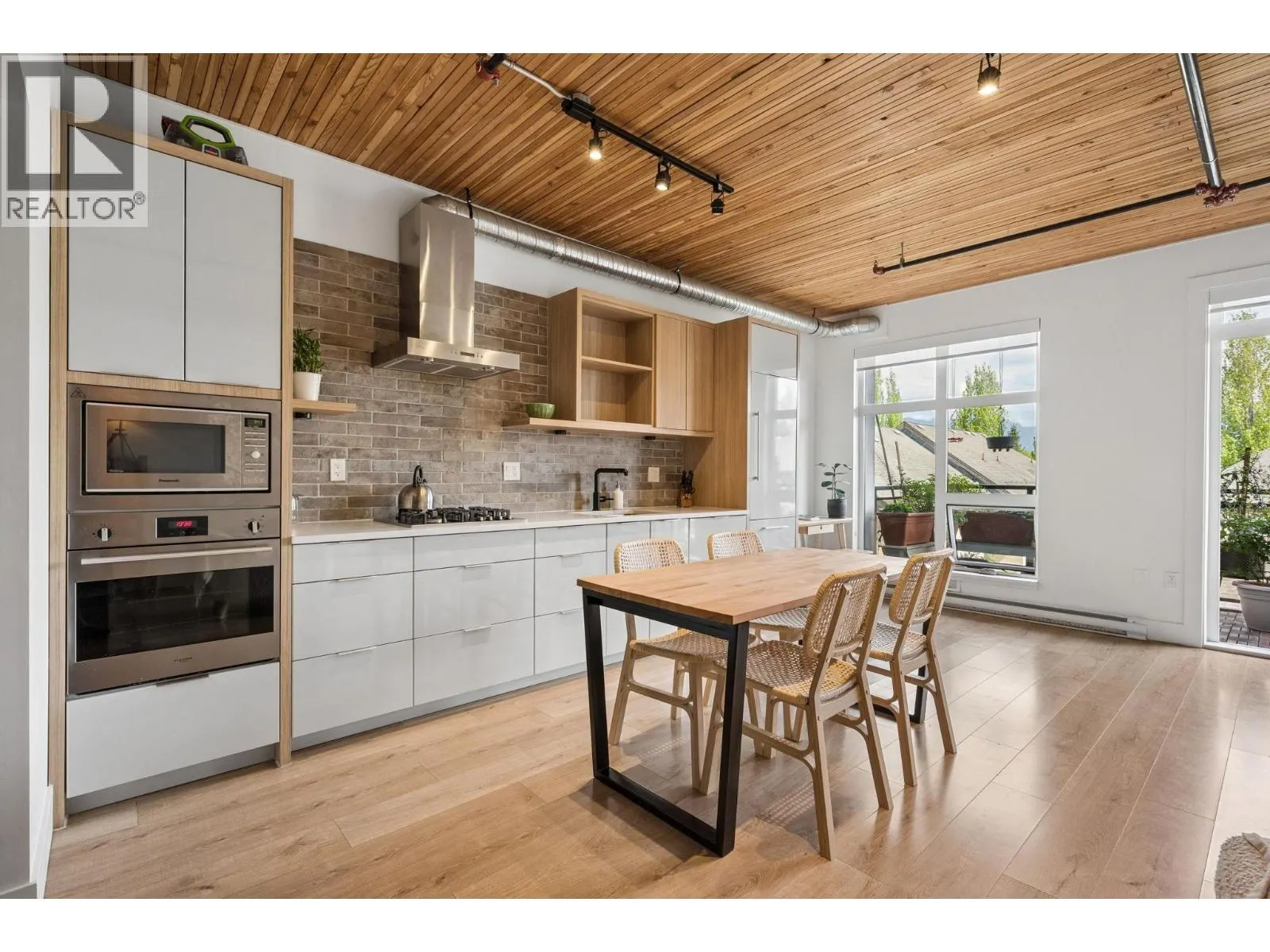 305 4223 HASTINGS STREET