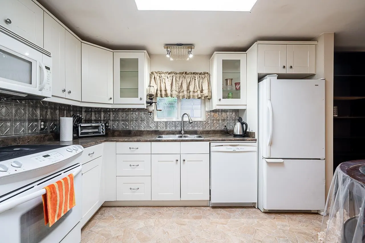 8 52324 YALE ROAD|Rosedale