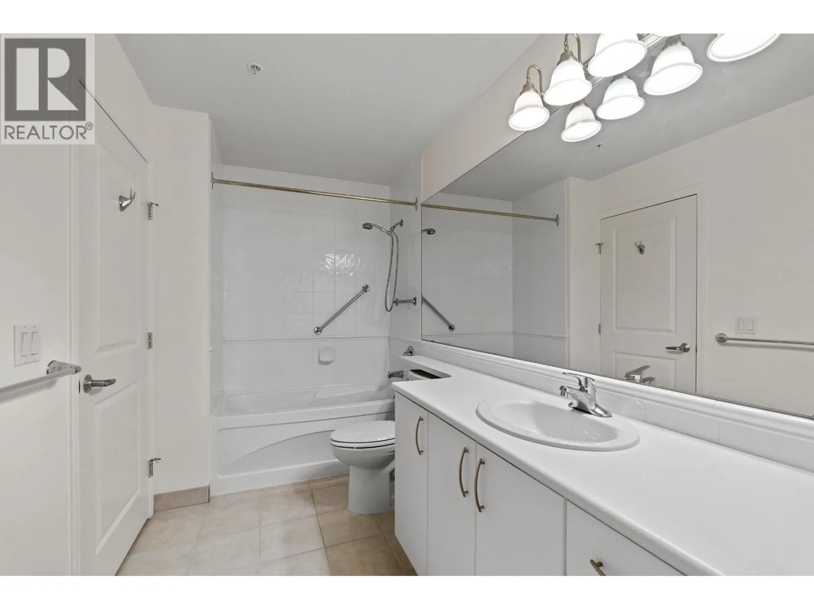 208 3151 CONNAUGHT CRESCENT