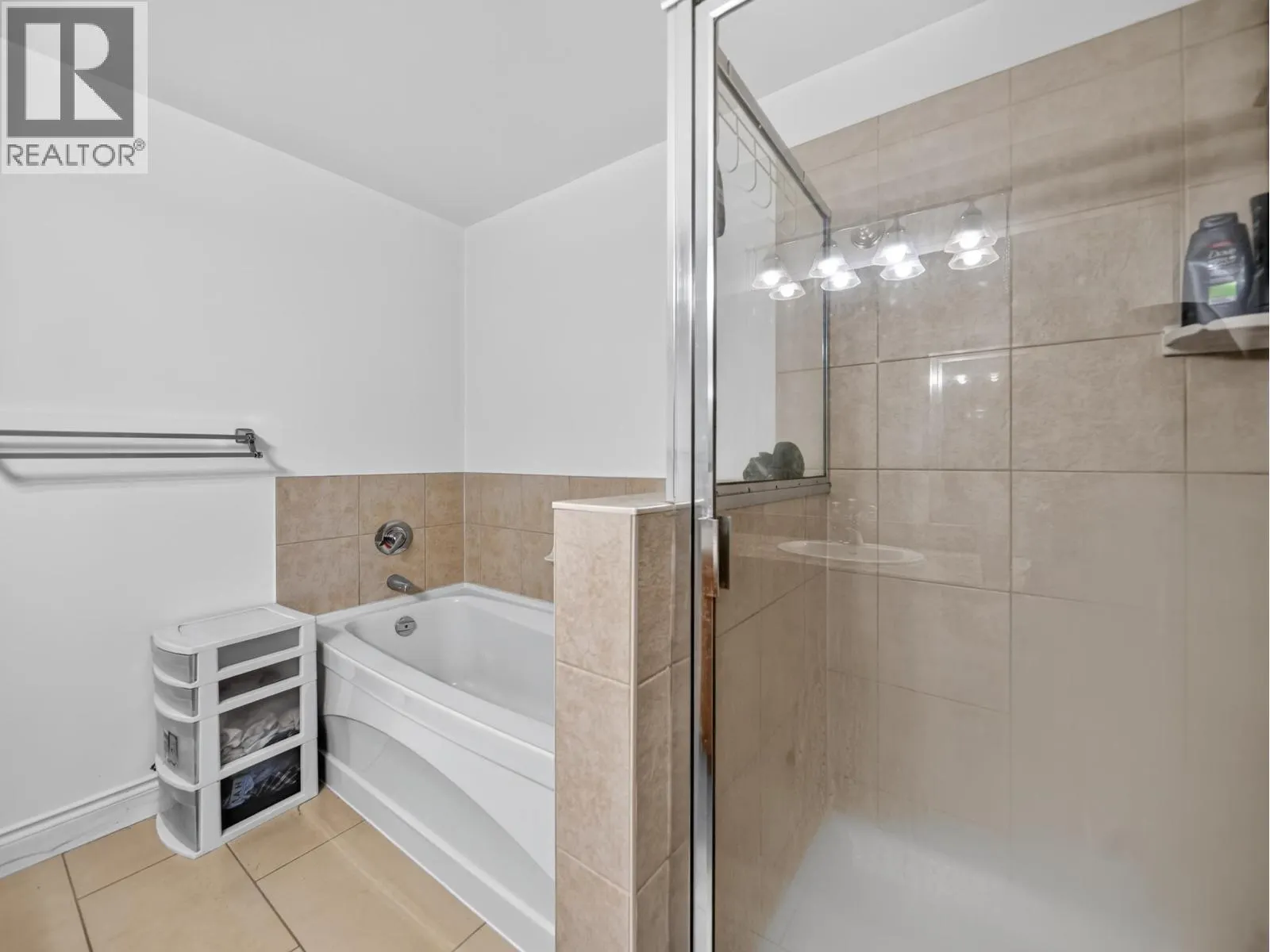 1101 11 E ROYAL AVENUE
