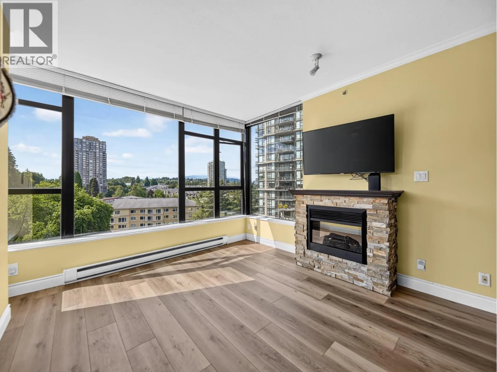 1101 11 E ROYAL AVENUE