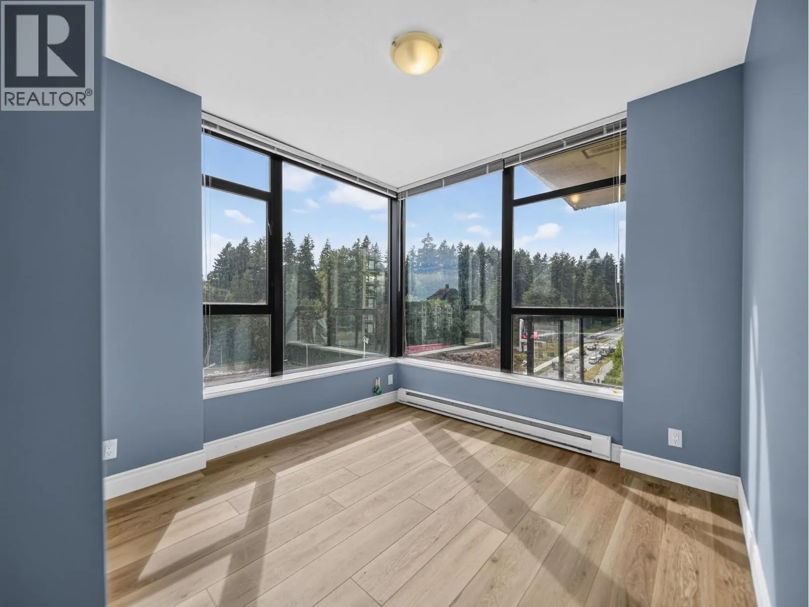 1101 11 E ROYAL AVENUE