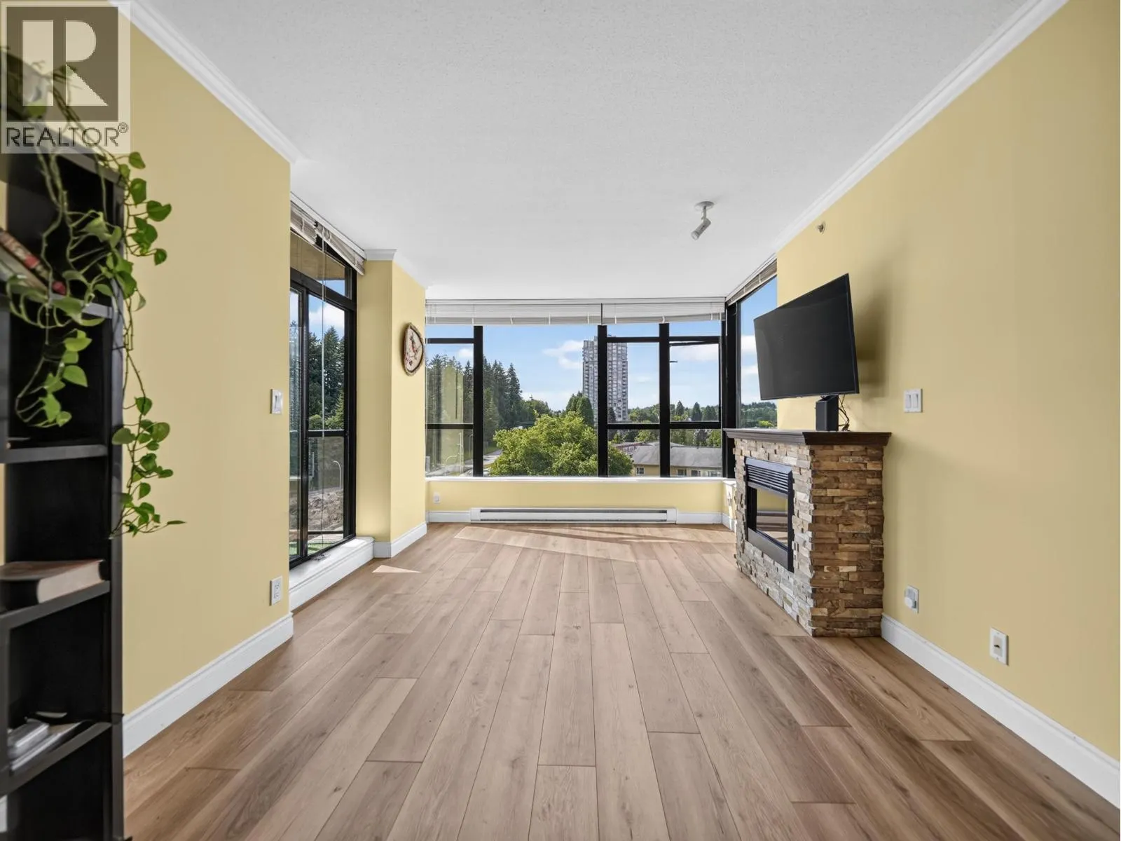 1101 11 E ROYAL AVENUE