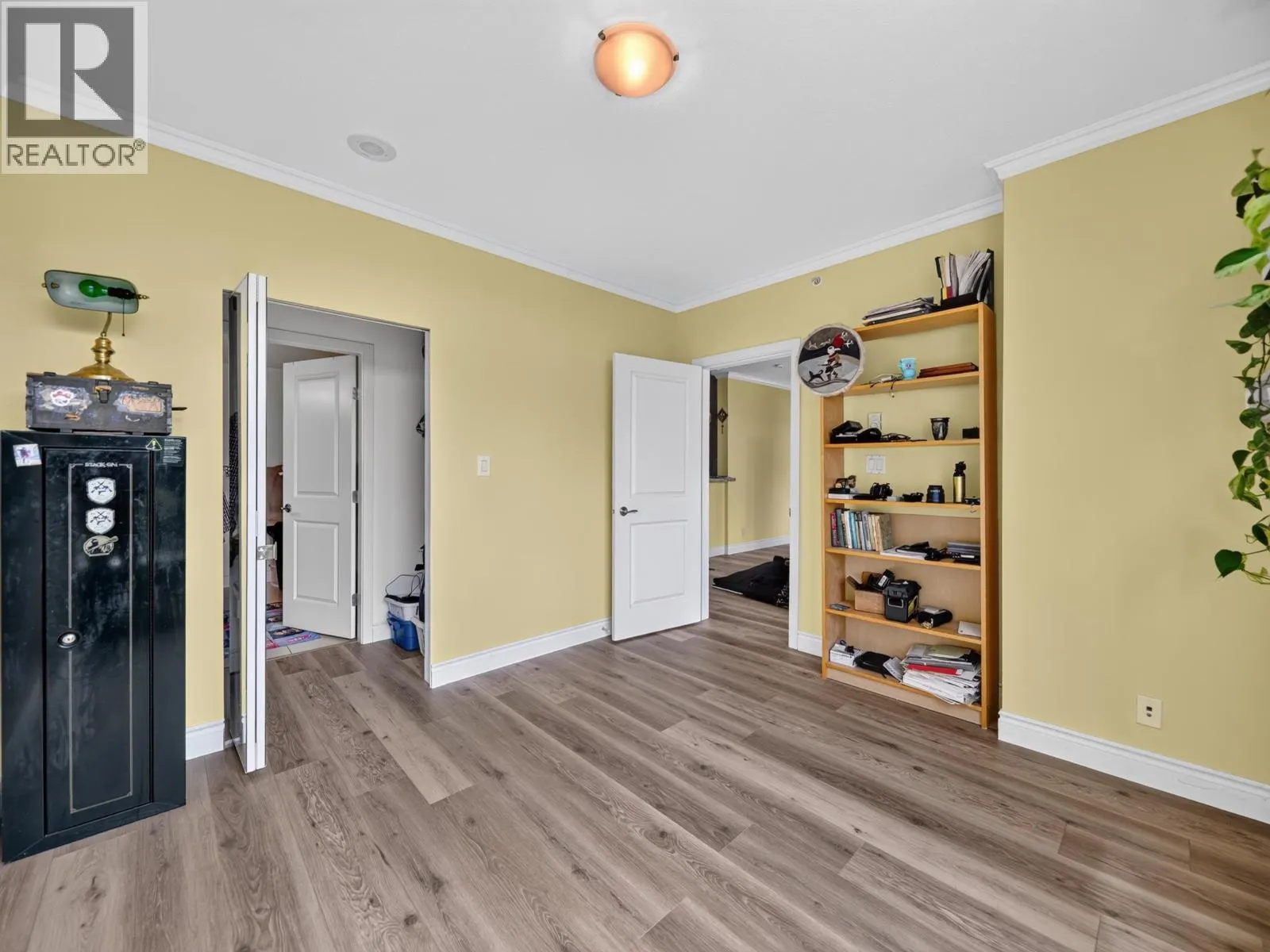 1101 11 E ROYAL AVENUE