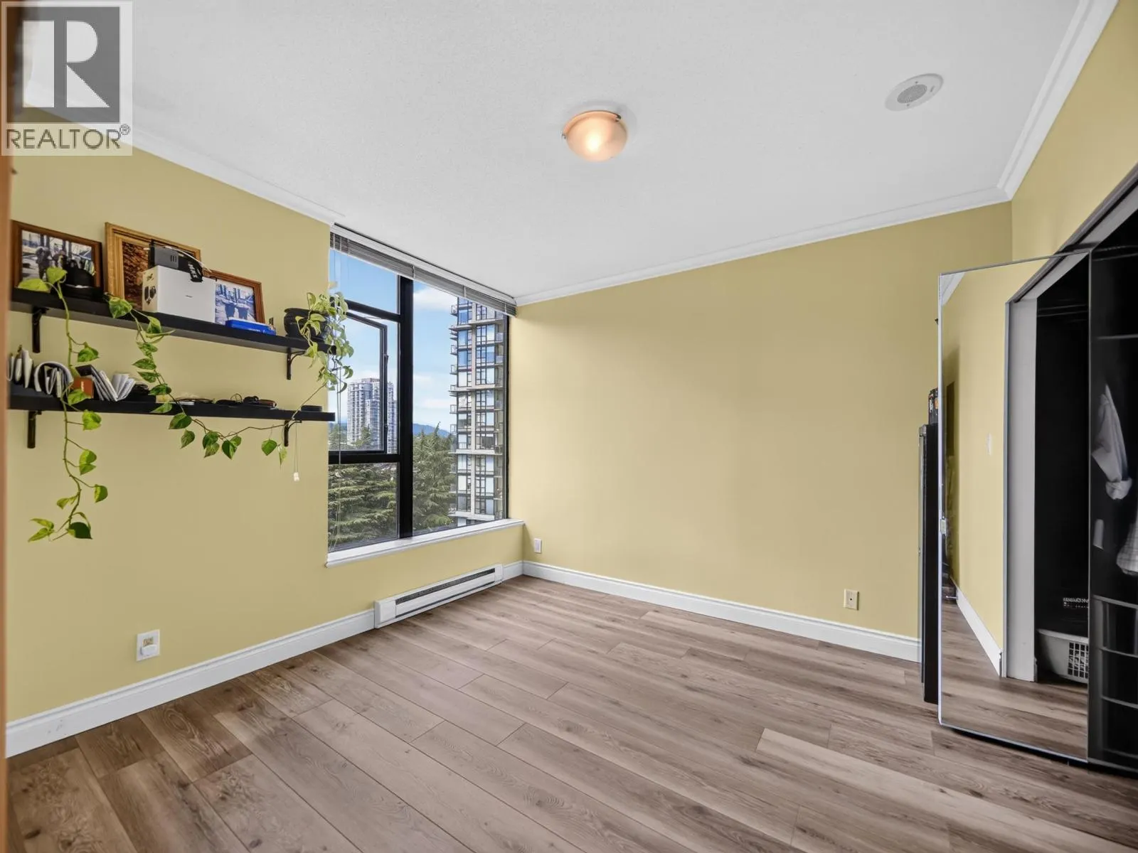 1101 11 E ROYAL AVENUE