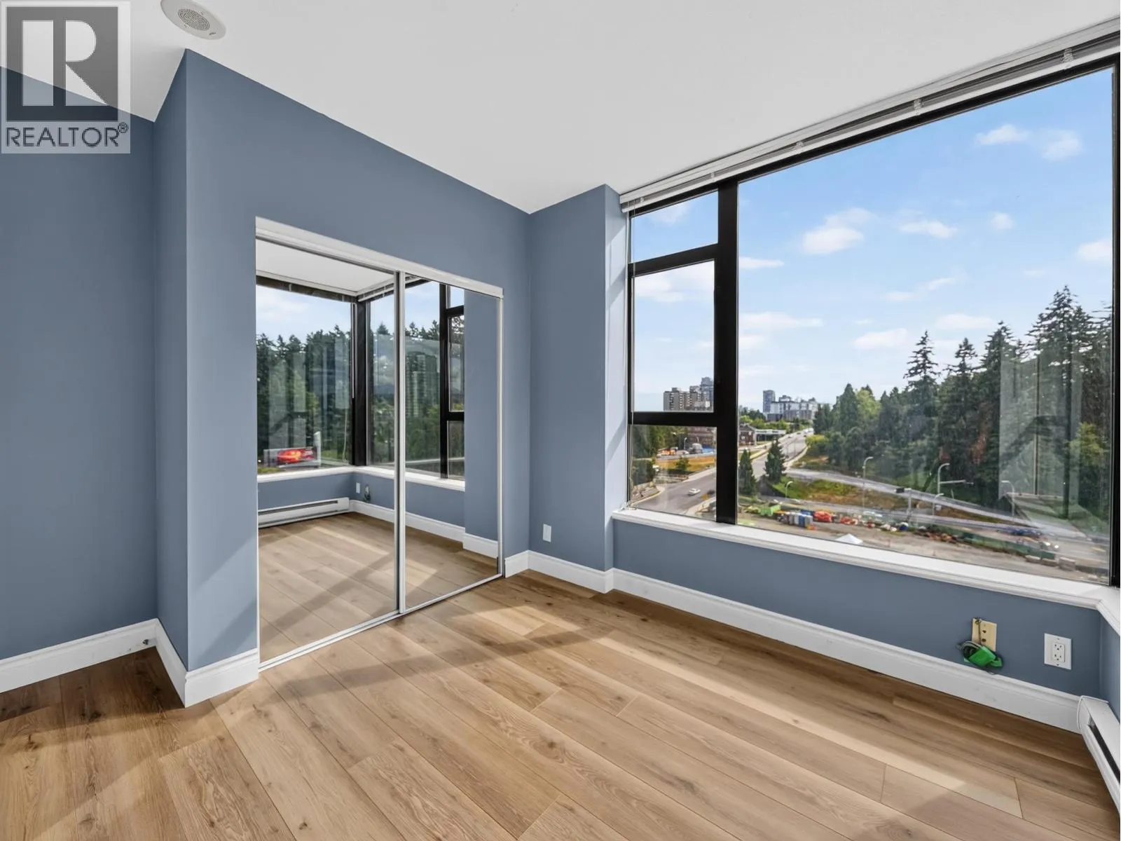 1101 11 E ROYAL AVENUE