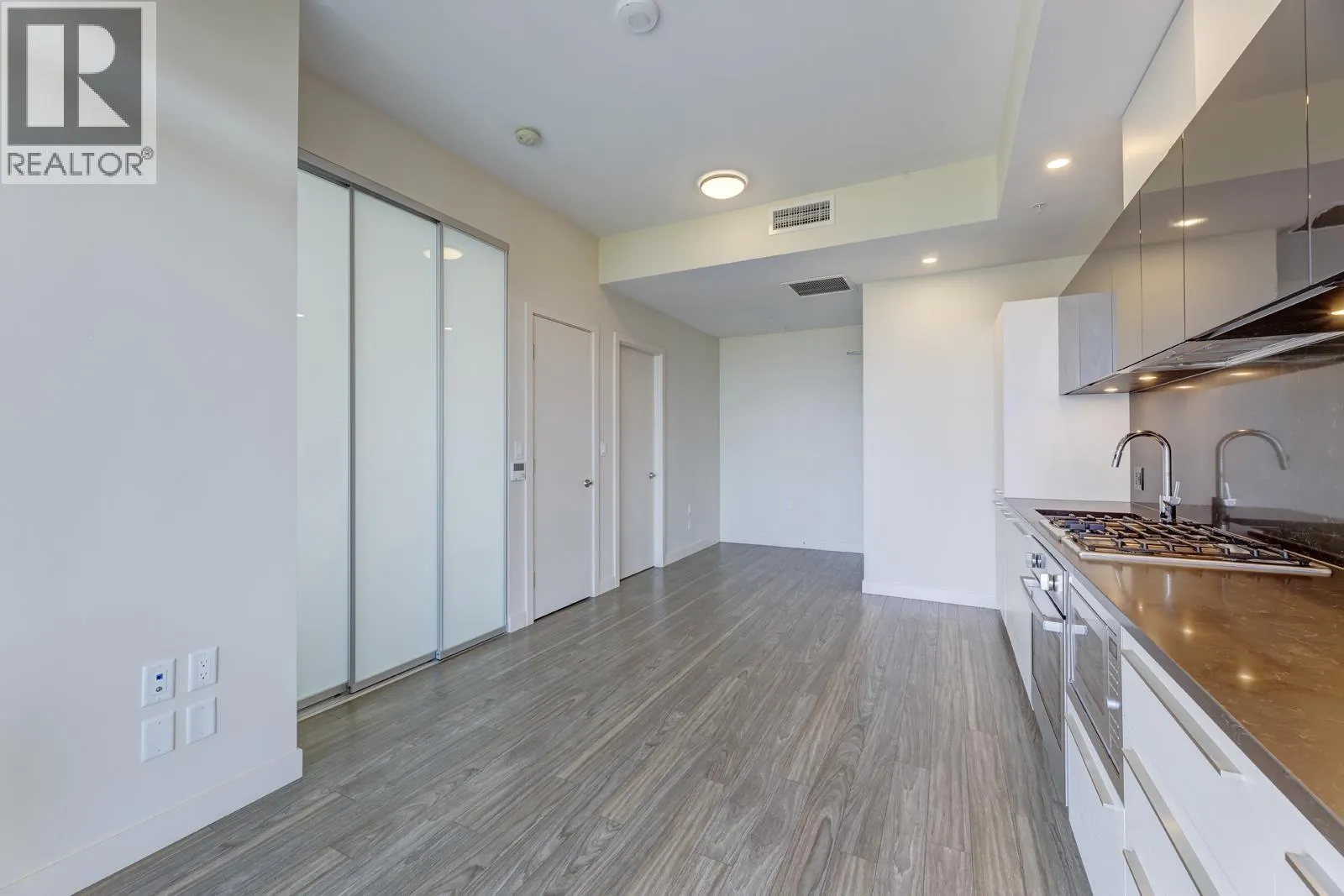 9XX 6383 MCKAY AVENUE
