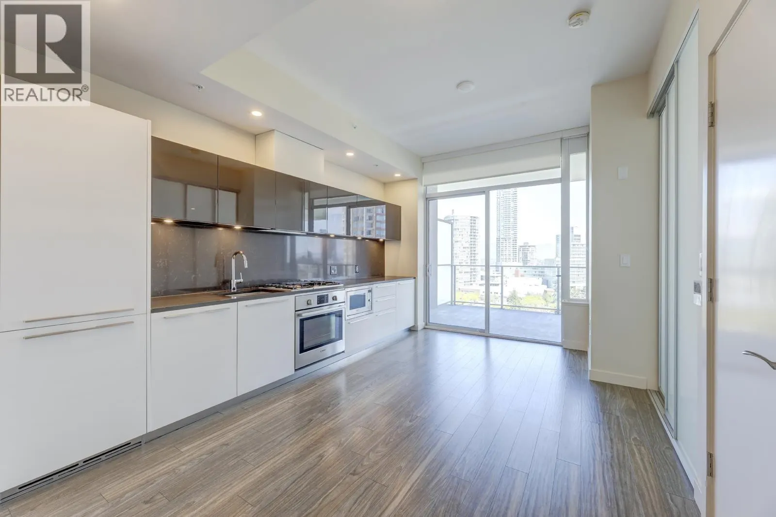 9XX 6383 MCKAY AVENUE
