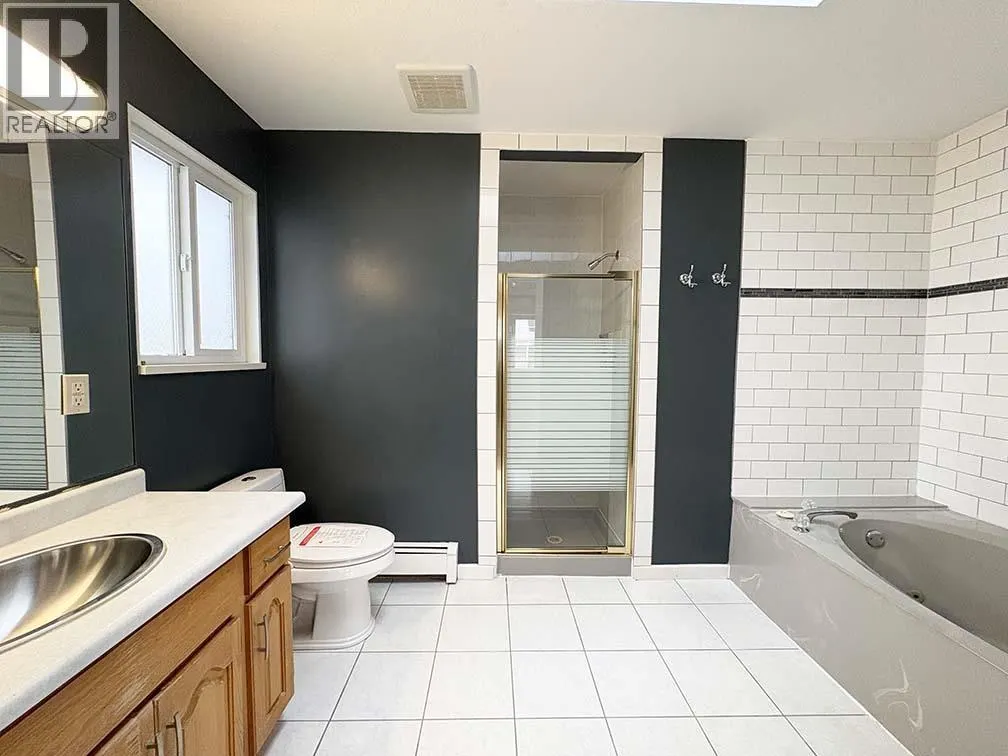 Upper 5225 CANADA WAY