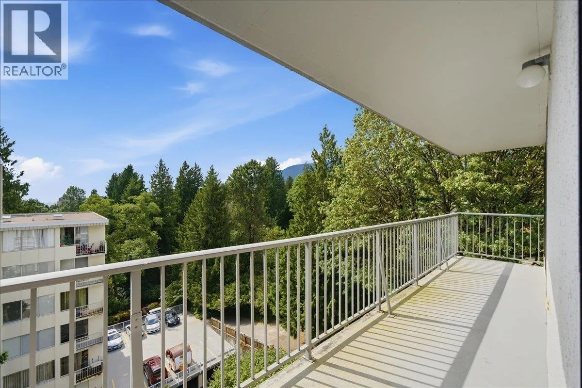 802 1745 ESQUIMALT AVENUE