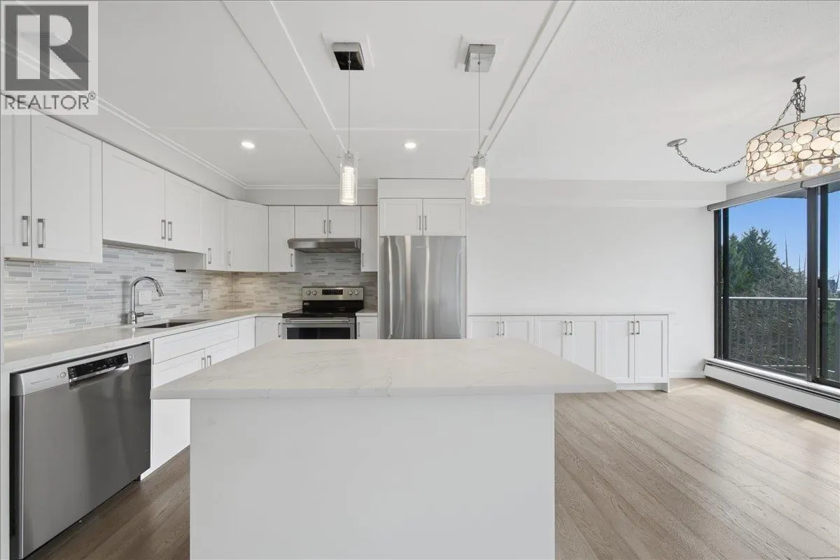 802 1745 ESQUIMALT AVENUE