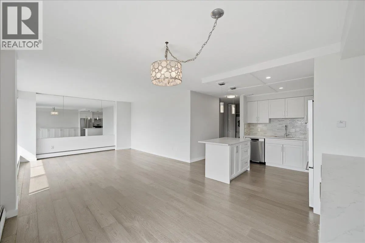 802 1745 ESQUIMALT AVENUE