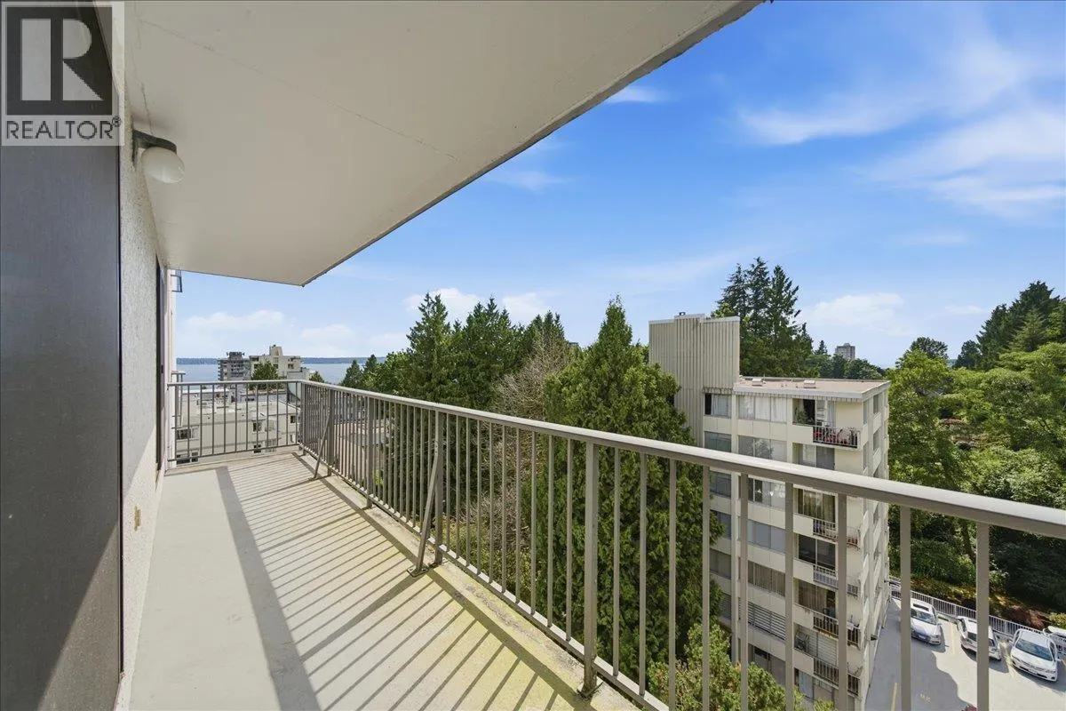 802 1745 ESQUIMALT AVENUE
