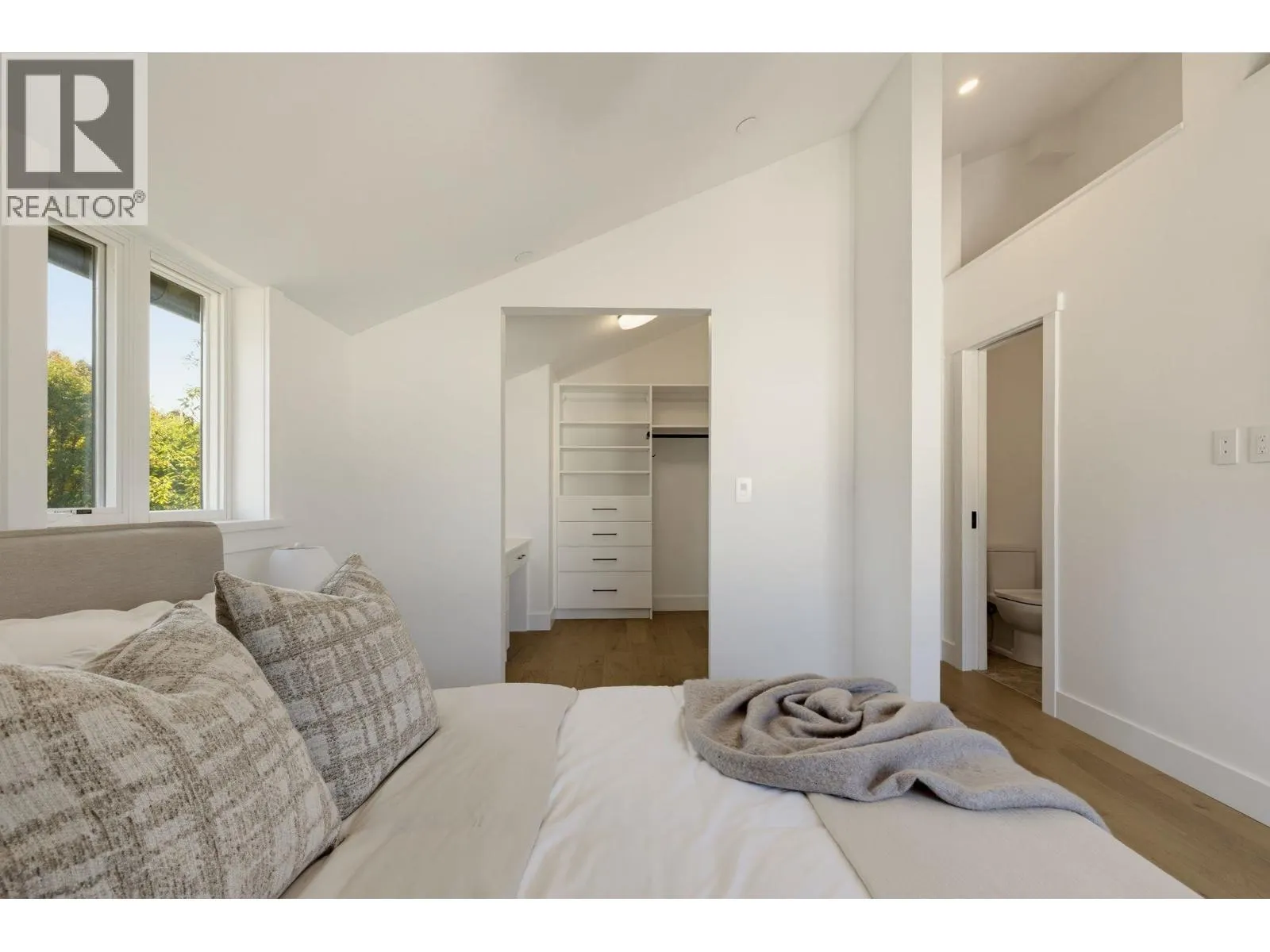1 326 W 14TH STREET