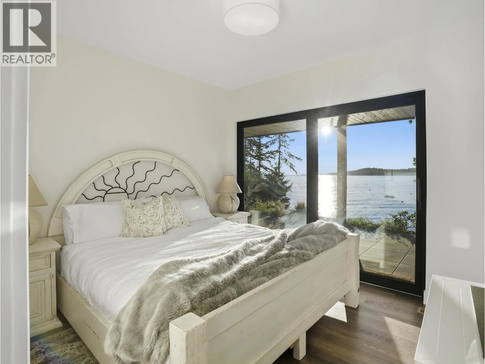 1724 BOWEN BAY ROAD