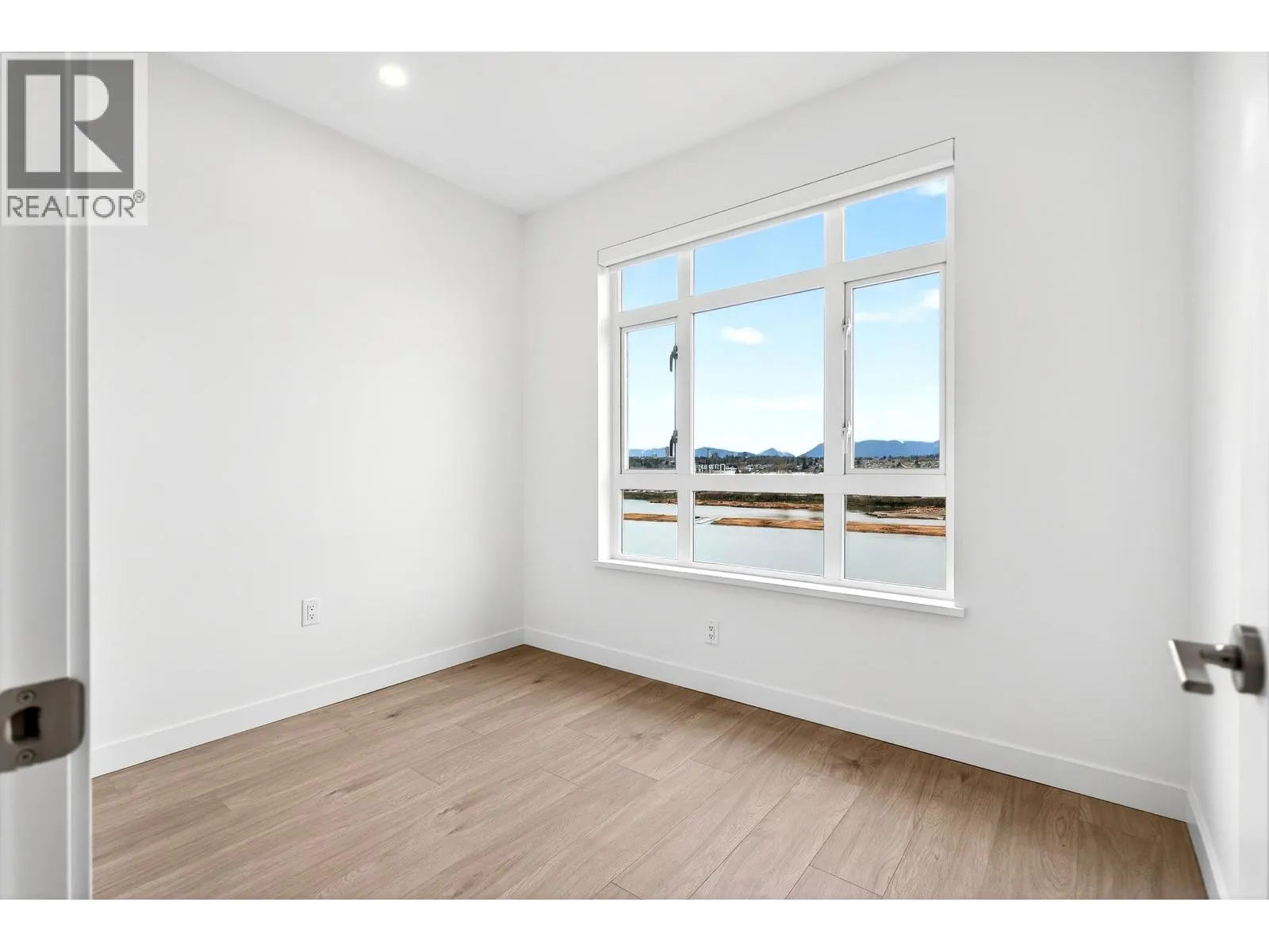 76 10333 RIVER DRIVE