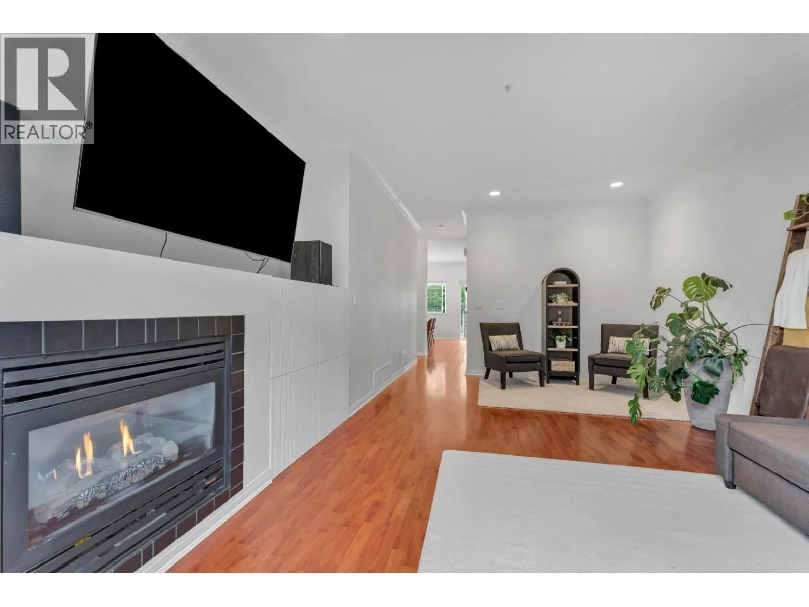 142 1055 RIVERWOOD GATE