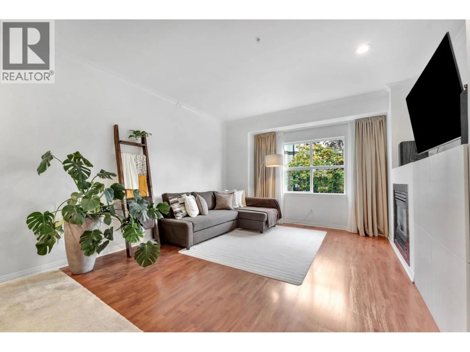 142 1055 RIVERWOOD GATE