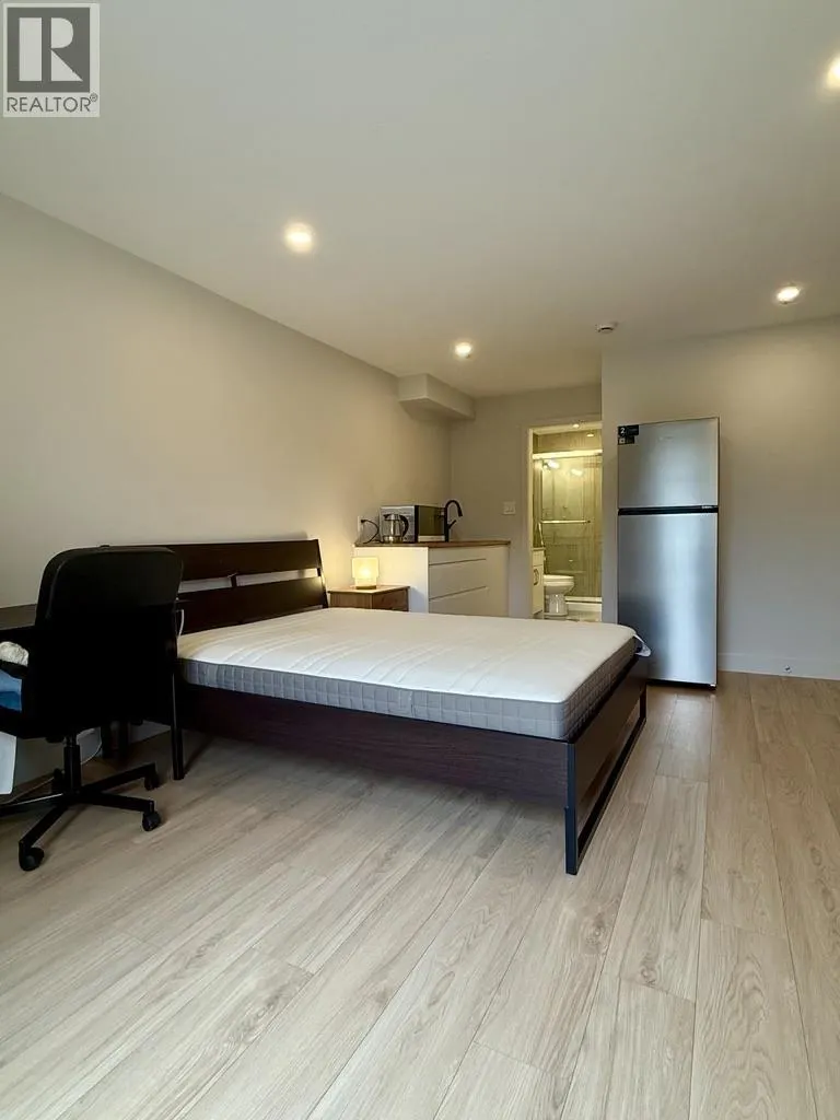 studio 6252 KITCHENER STREET