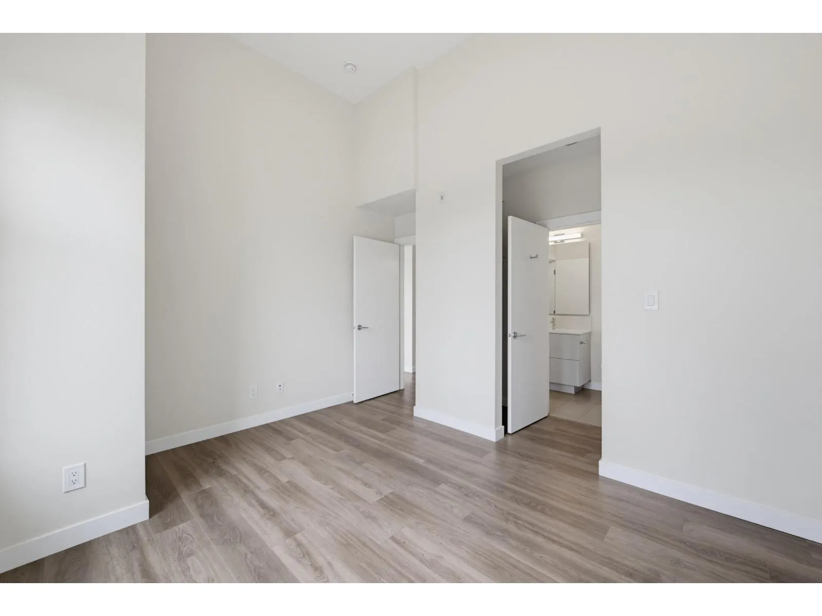 509 10838 WHALLEY BOULEVARD