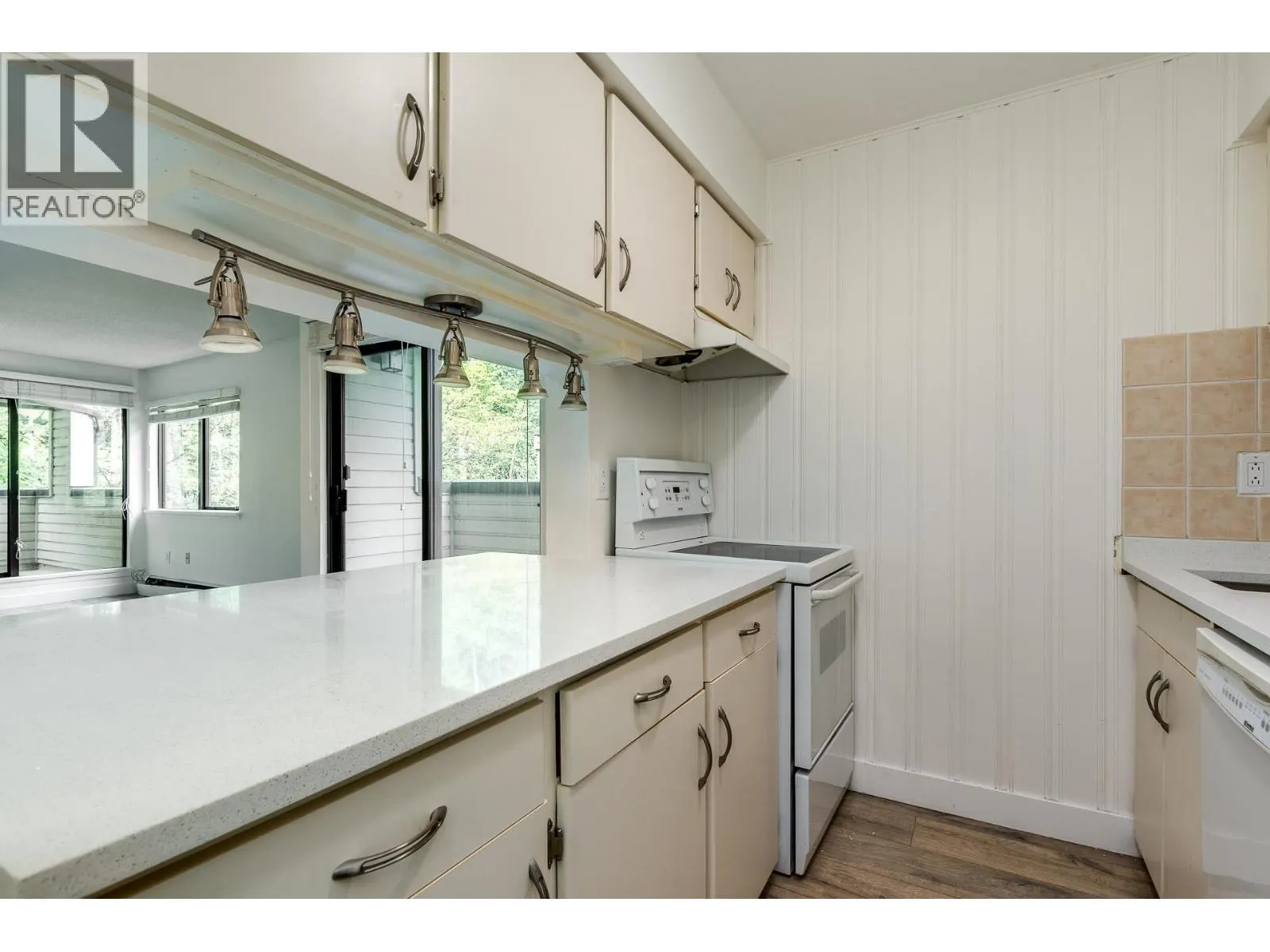212 3275 MOUNTAIN HIGHWAY