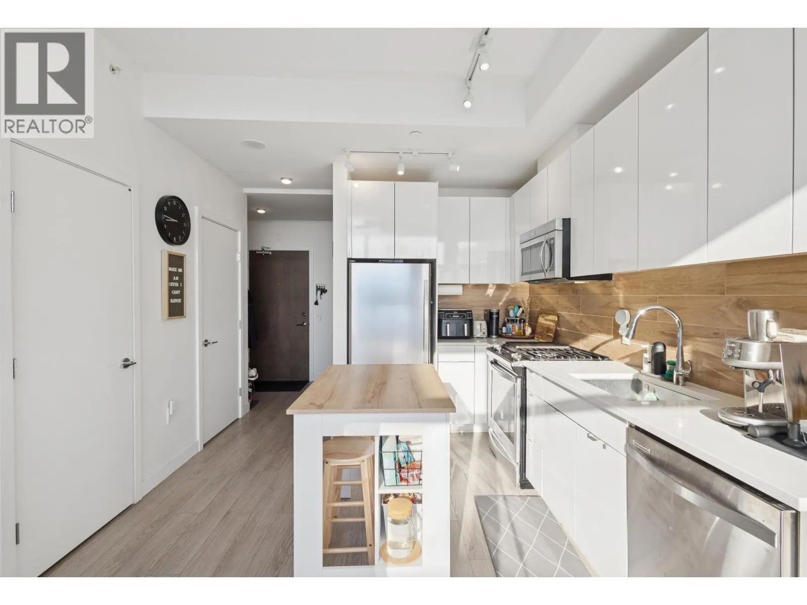208 200 NELSON'S CRESCENT