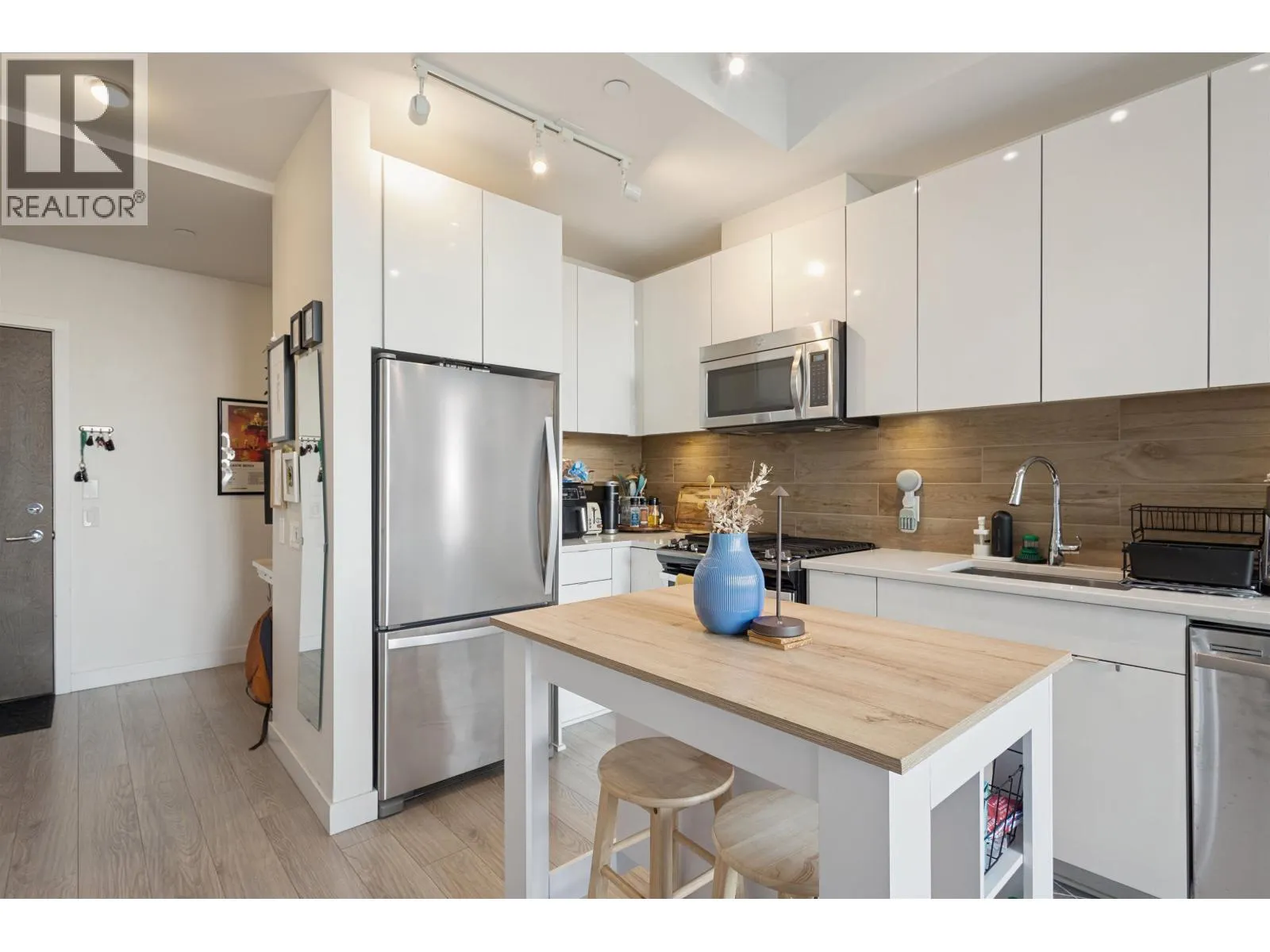 208 200 NELSON'S CRESCENT