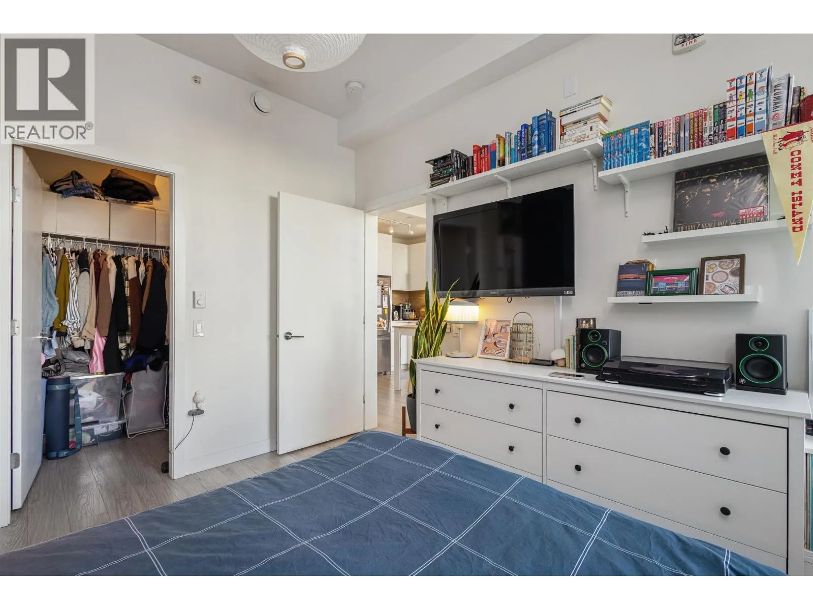 208 200 NELSON'S CRESCENT