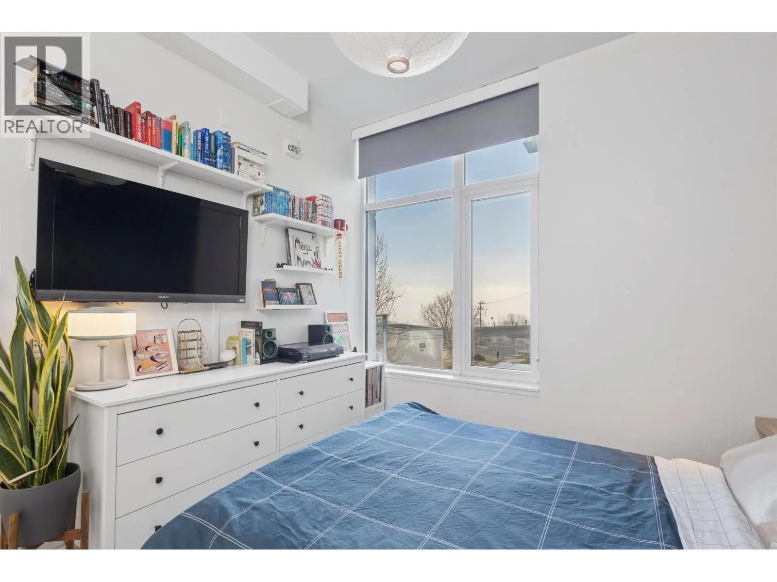 208 200 NELSON'S CRESCENT