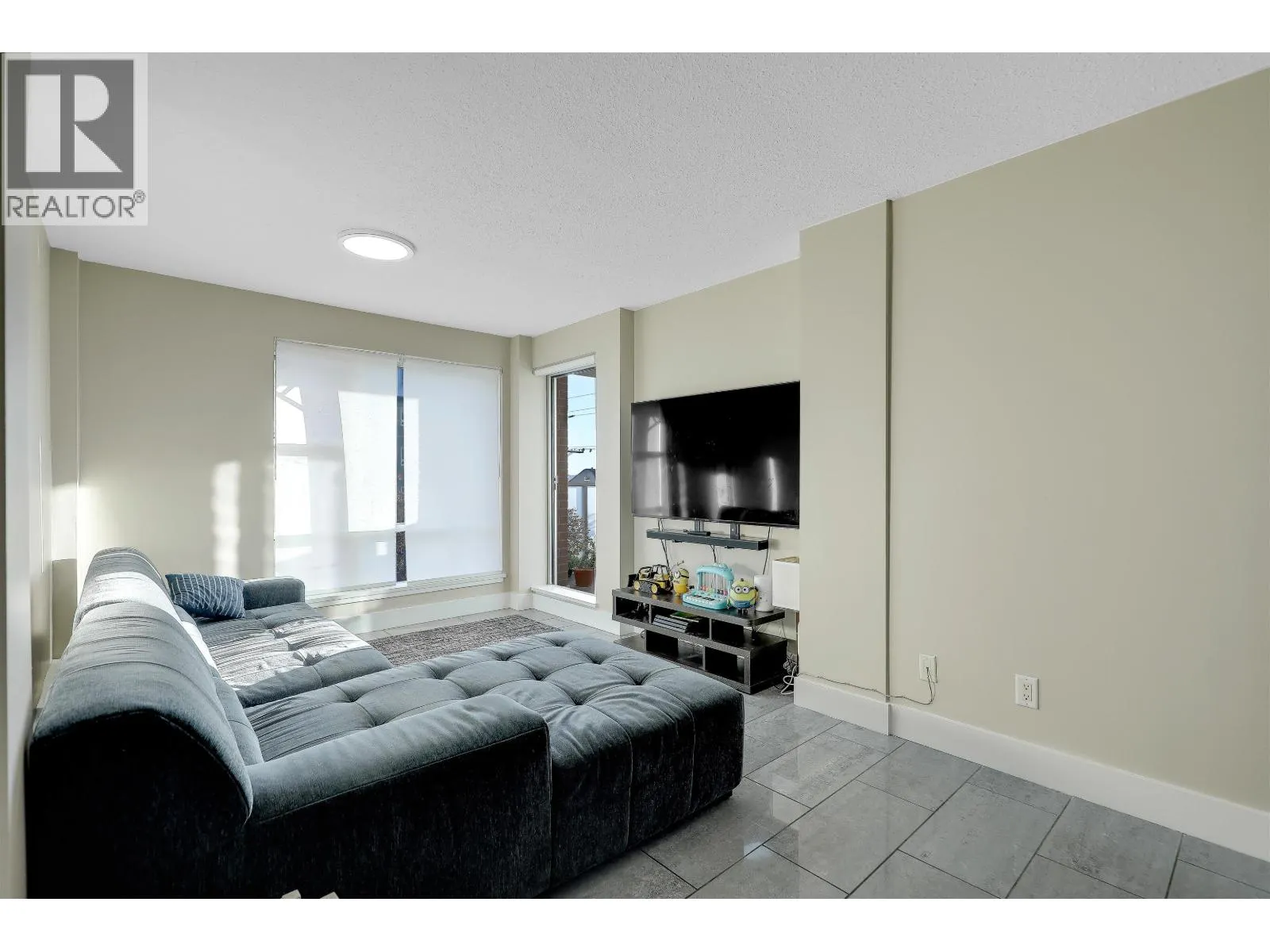 206 3811 HASTINGS STREET