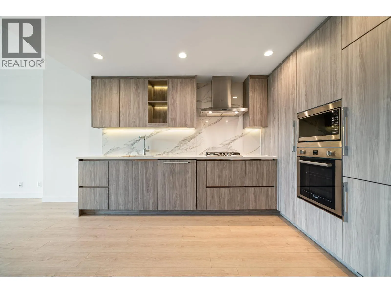 505 4890 LOUGHEED HIGHWAY
