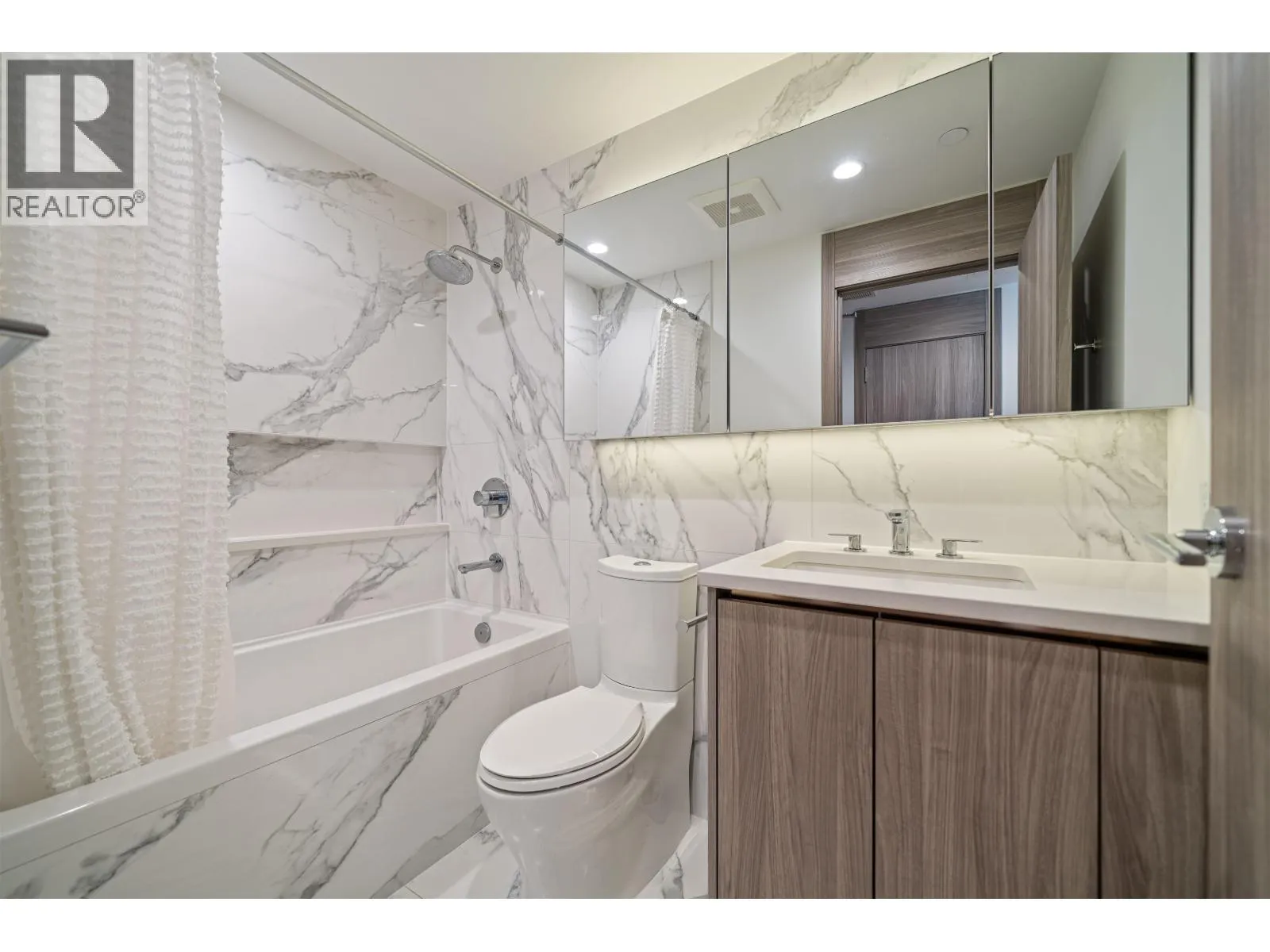 505 4890 LOUGHEED HIGHWAY