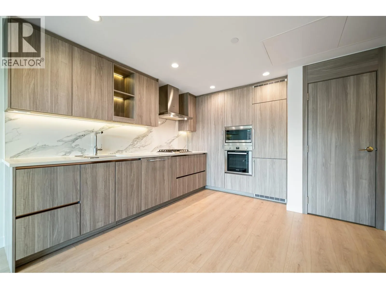 505 4890 LOUGHEED HIGHWAY