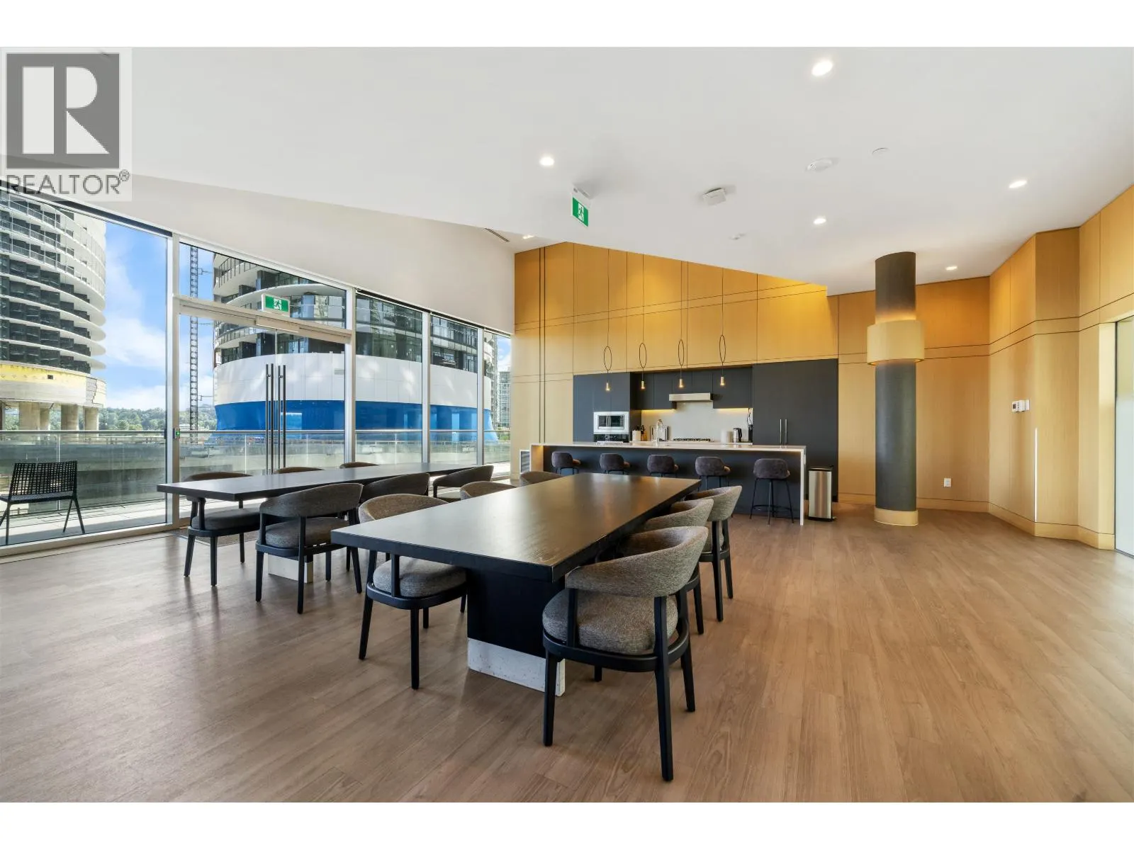 505 4890 LOUGHEED HIGHWAY