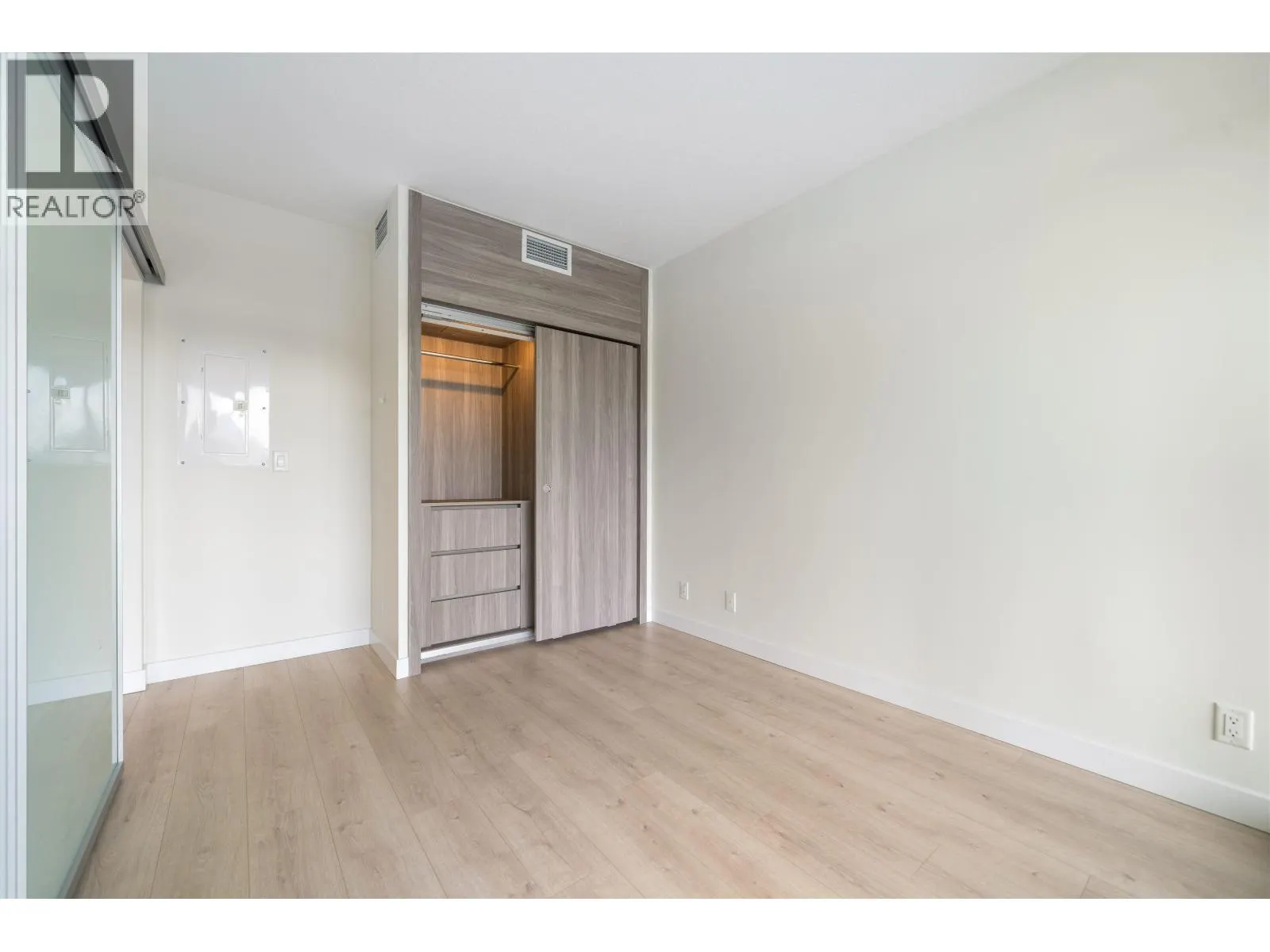 505 4890 LOUGHEED HIGHWAY