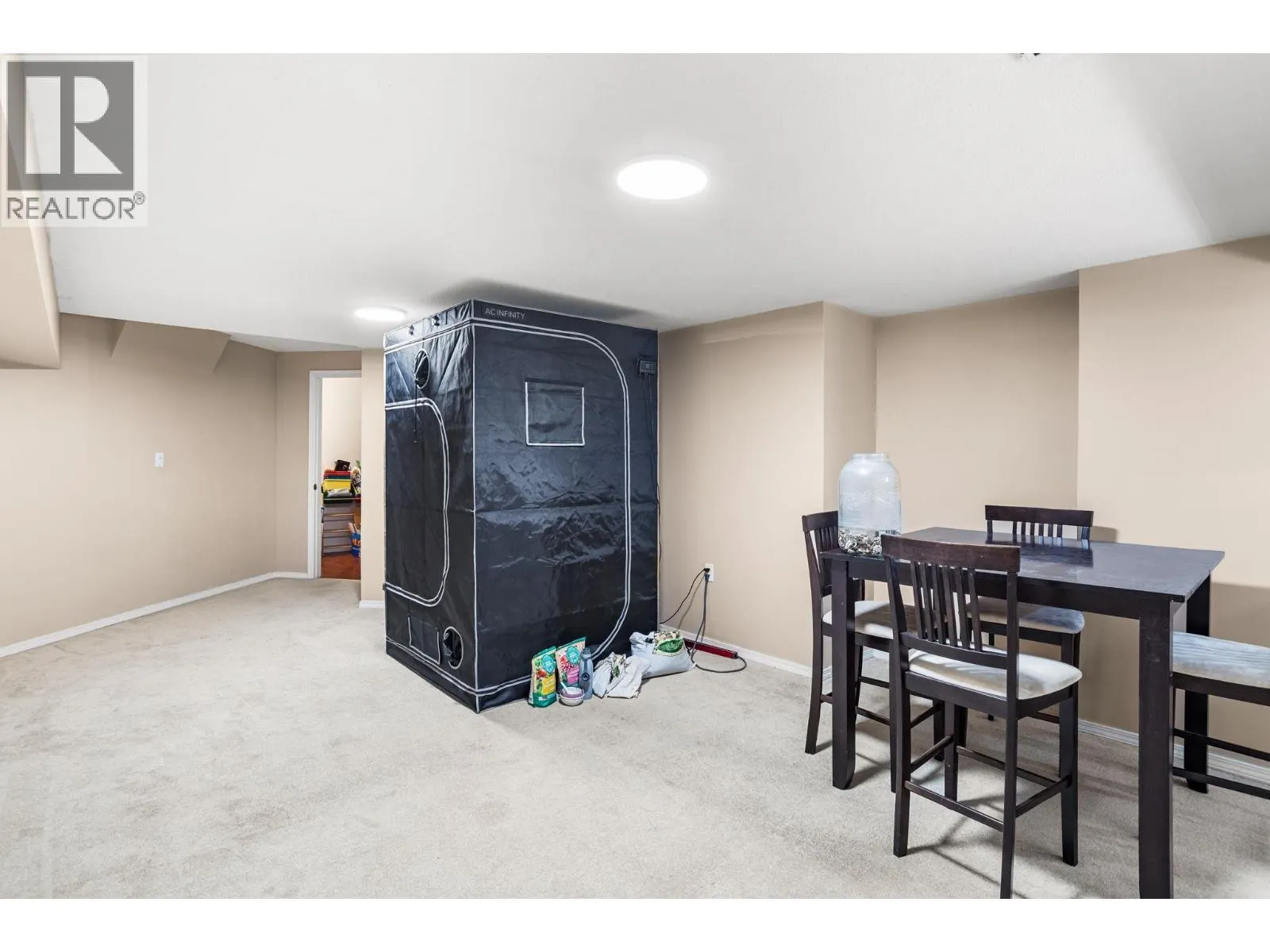 1147 EARLS COURT