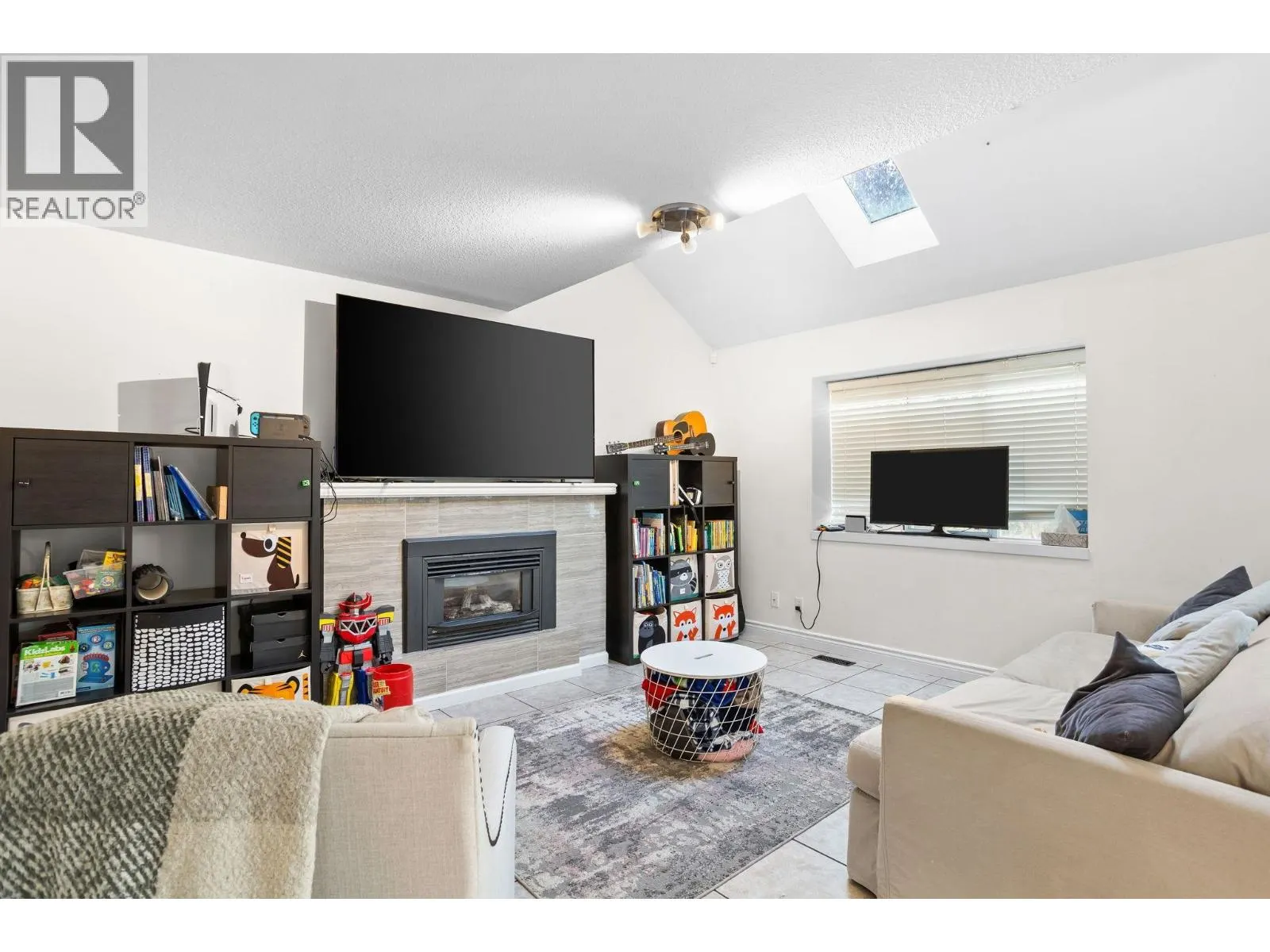 1147 EARLS COURT